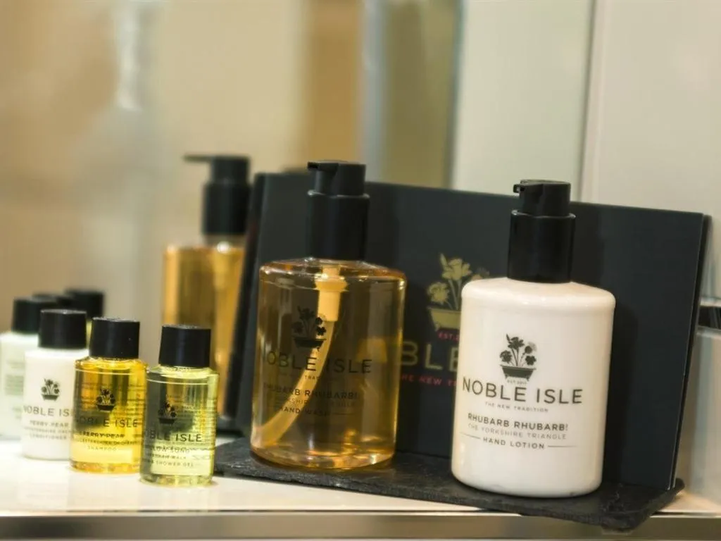 Bathroom in Tavistock House Hotel