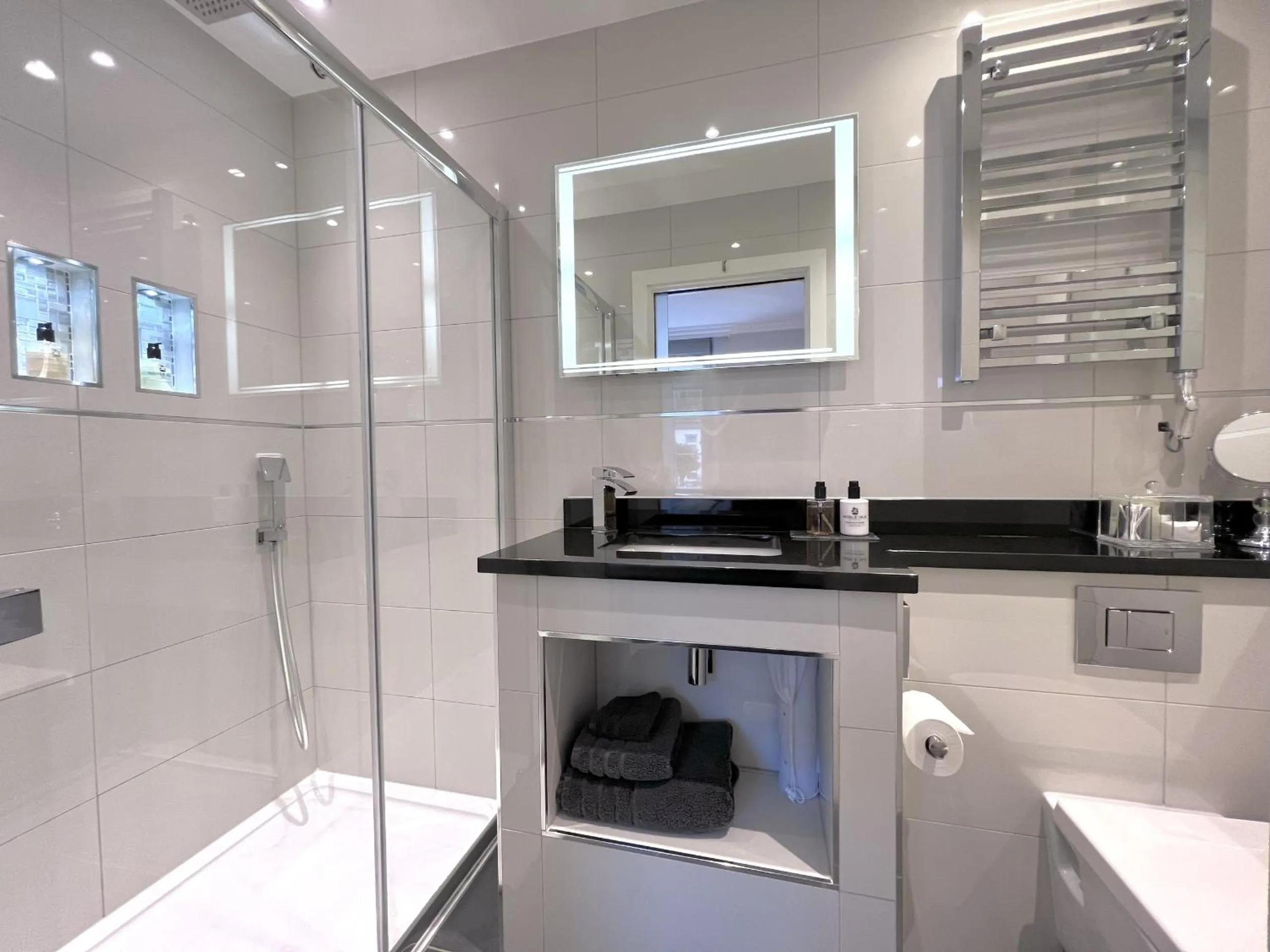 Bedroom in Tavistock House Hotel