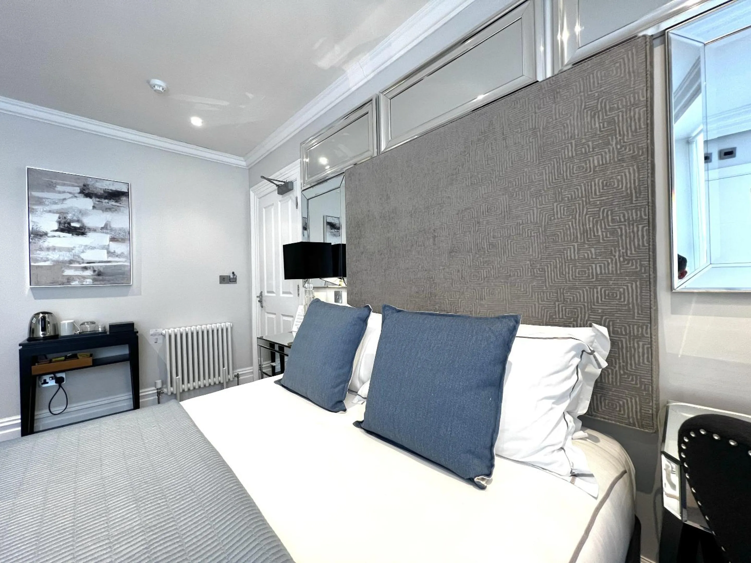 Bedroom in Tavistock House Hotel