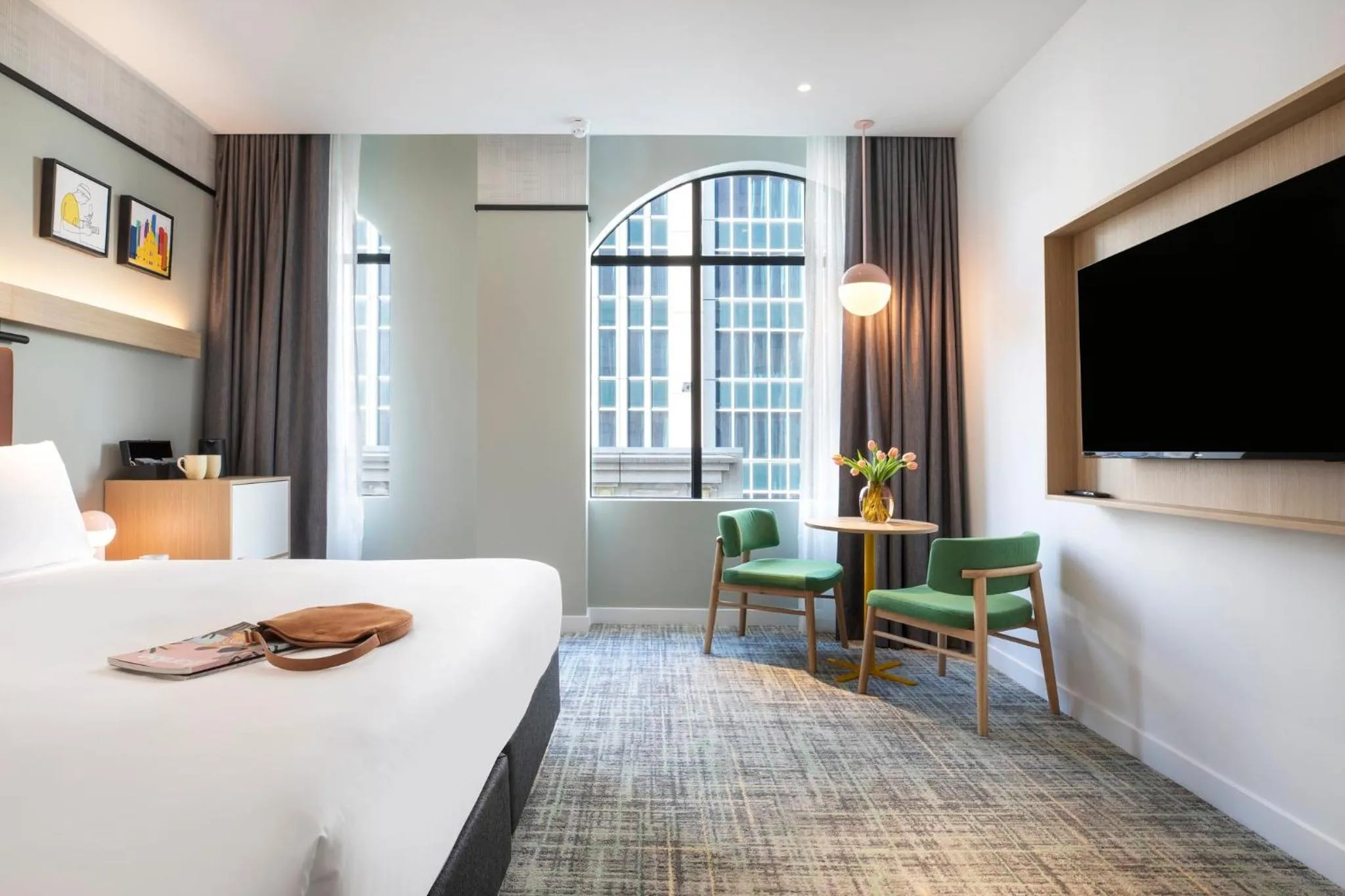 Photo of the whole room, Bed in Holiday Inn Melbourne Bourke Street Mall by IHG