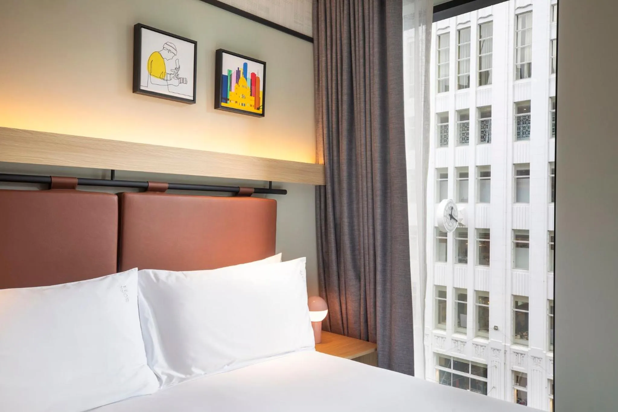 Photo of the whole room, Bed in Holiday Inn Melbourne Bourke Street Mall by IHG