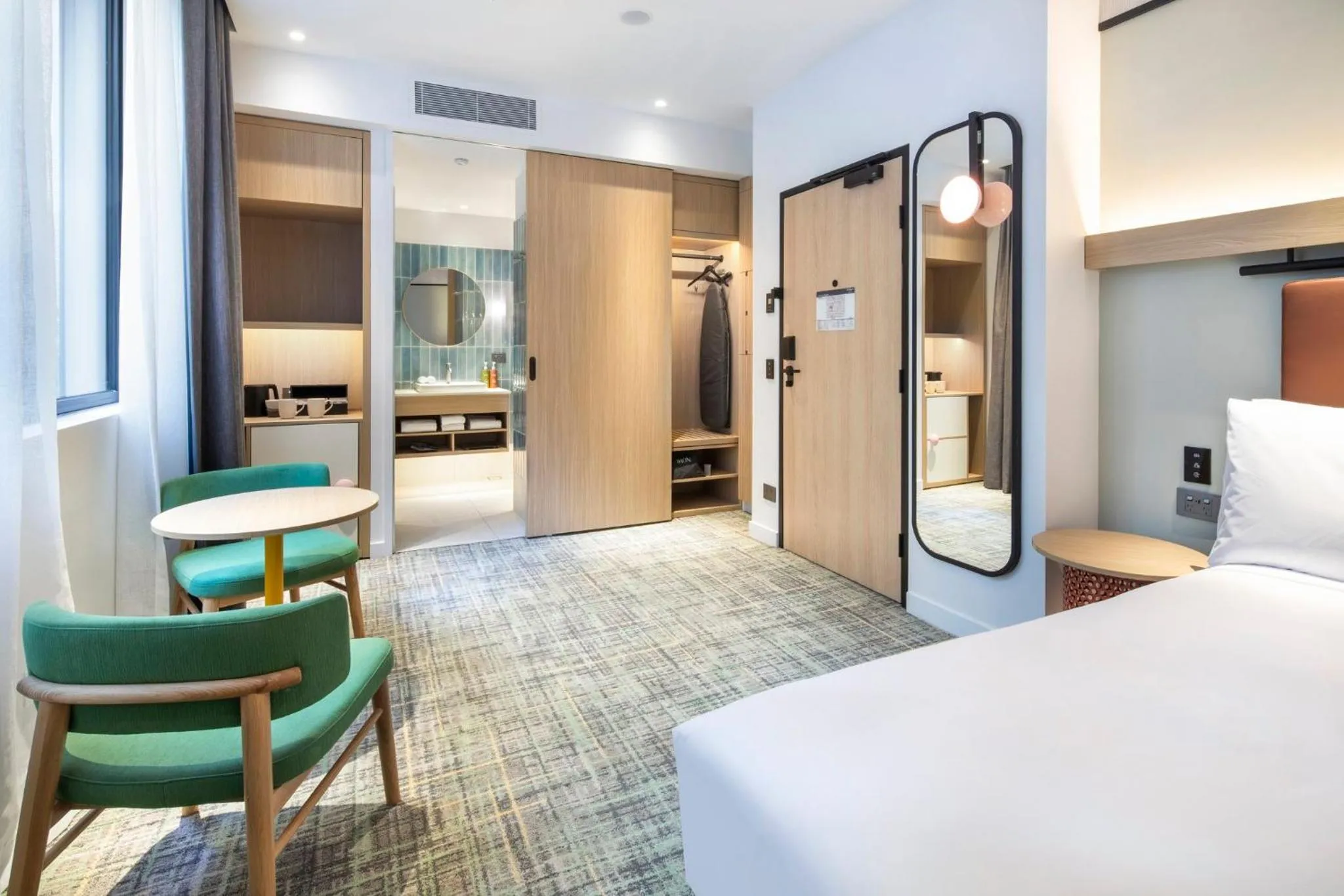 Photo of the whole room, Bed in Holiday Inn Melbourne Bourke Street Mall by IHG