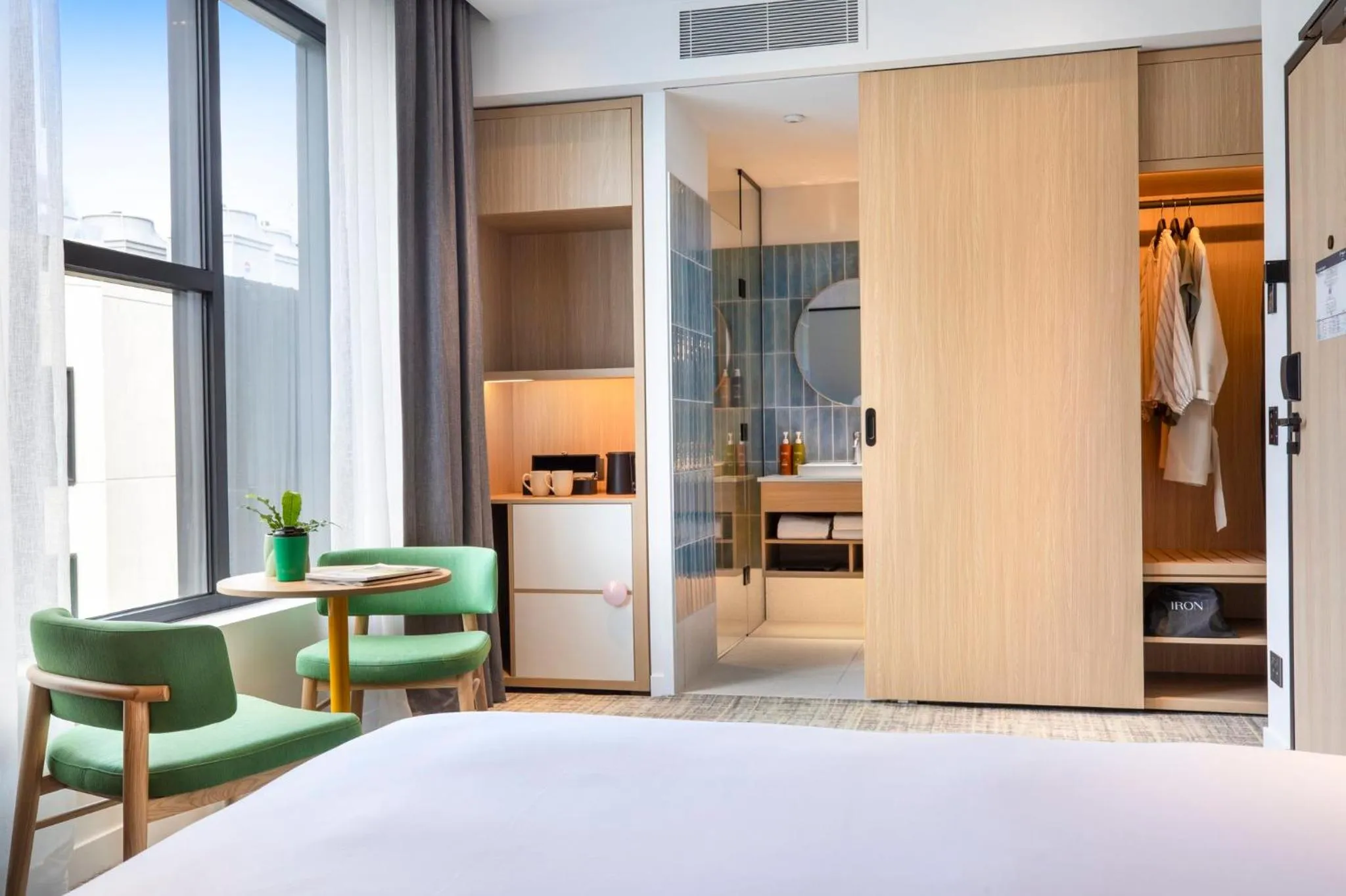 Photo of the whole room, Bed in Holiday Inn Melbourne Bourke Street Mall by IHG