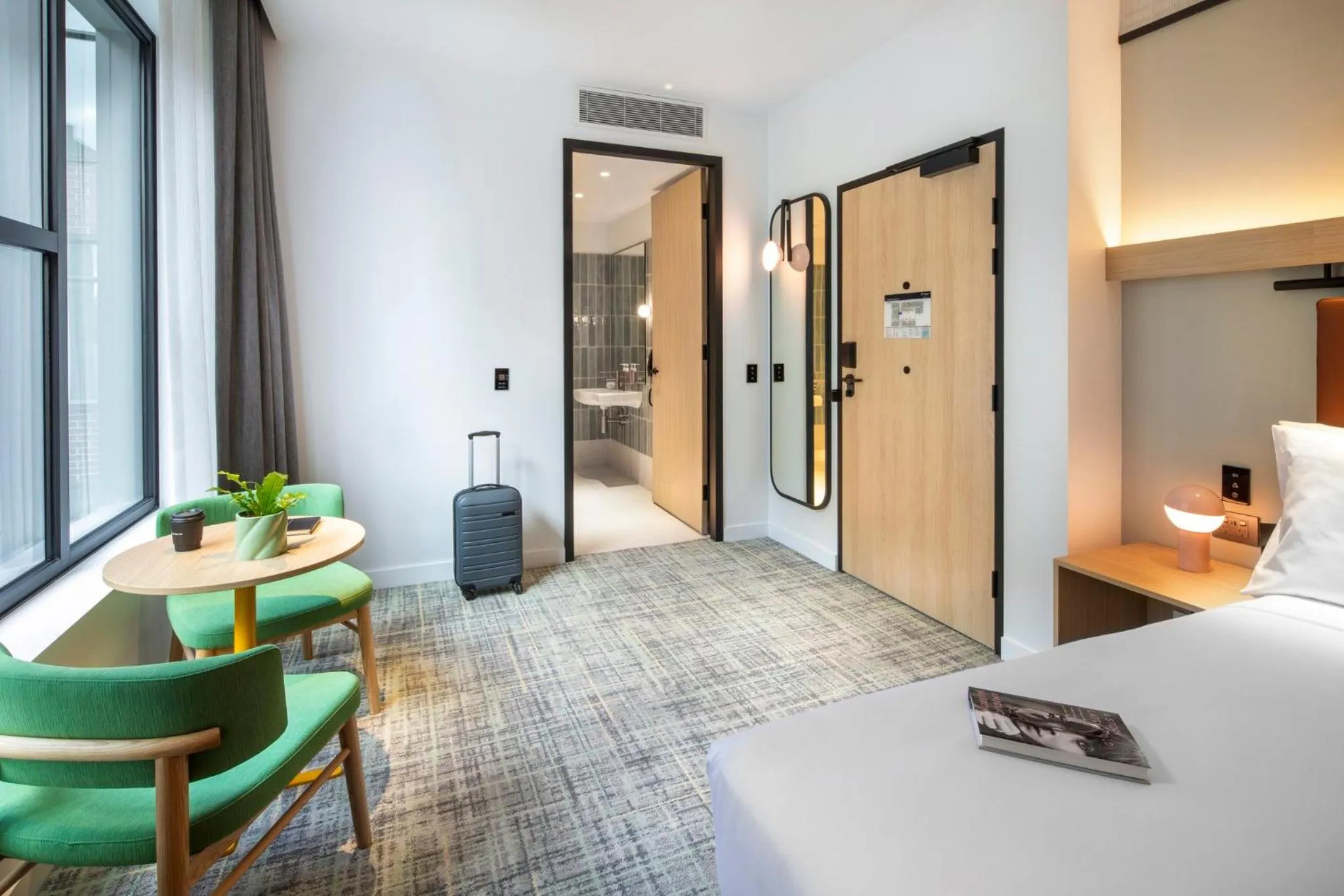 Photo of the whole room, Bed in Holiday Inn Melbourne Bourke Street Mall by IHG