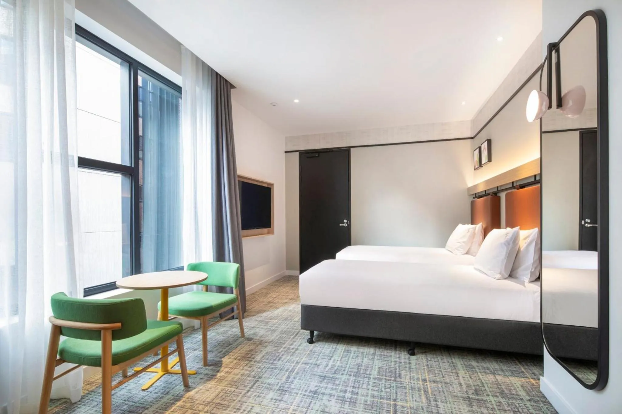 Photo of the whole room, Bed in Holiday Inn Melbourne Bourke Street Mall by IHG