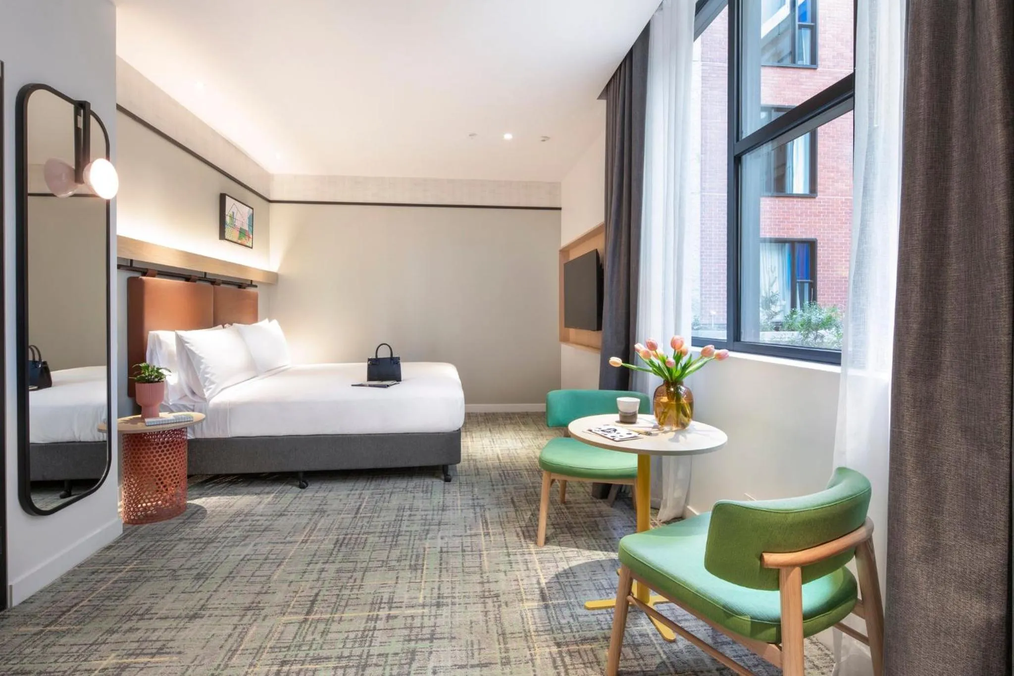 Photo of the whole room, Bed in Holiday Inn Melbourne Bourke Street Mall by IHG