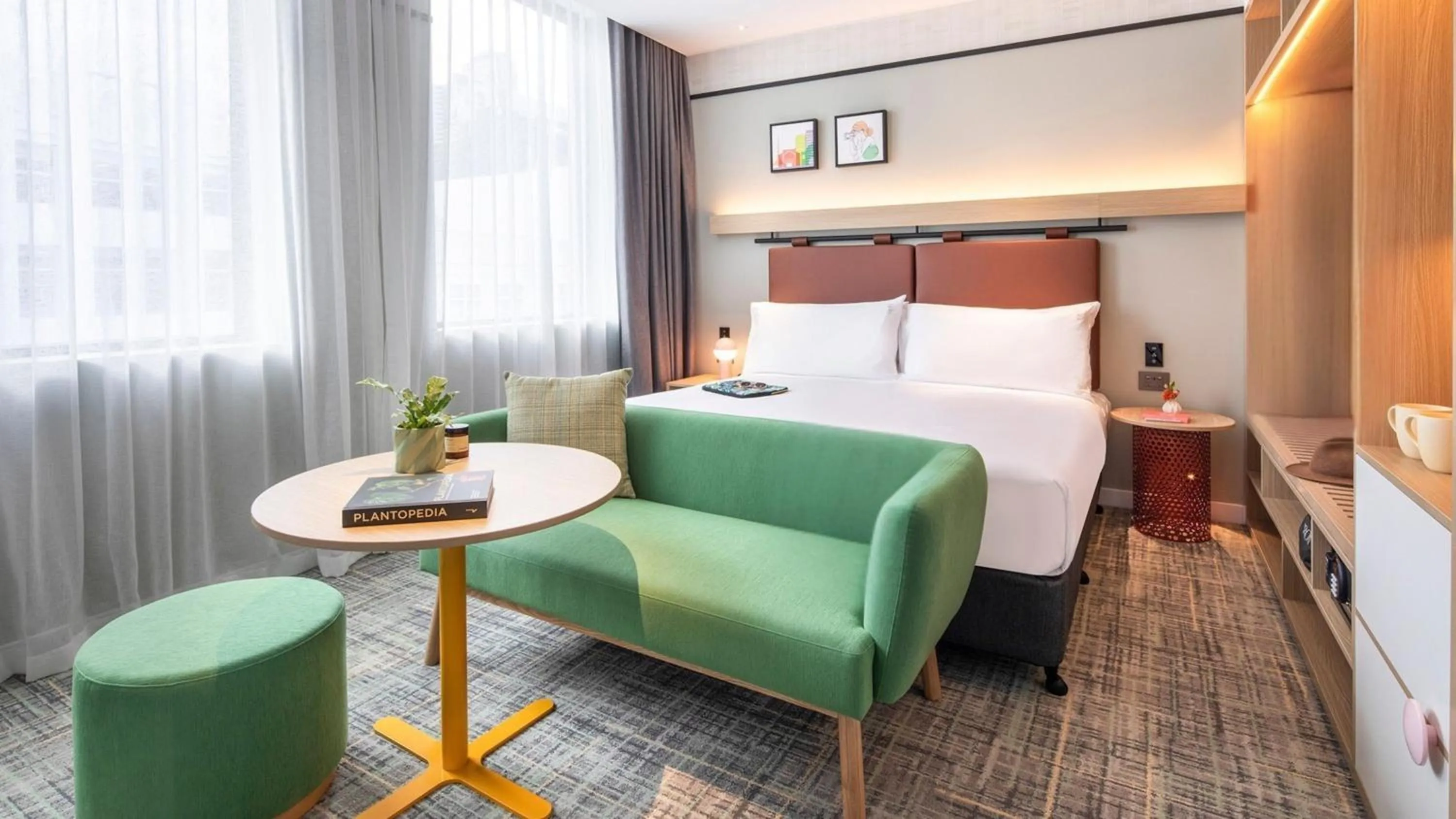 Photo of the whole room, Bed in Holiday Inn Melbourne Bourke Street Mall by IHG