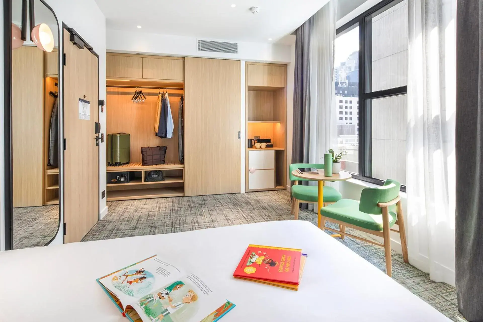 Seating area, Bed in Holiday Inn Melbourne Bourke Street Mall by IHG Seating area, Bed in Holiday Inn Melbourne Bourke Street Mall by IHG