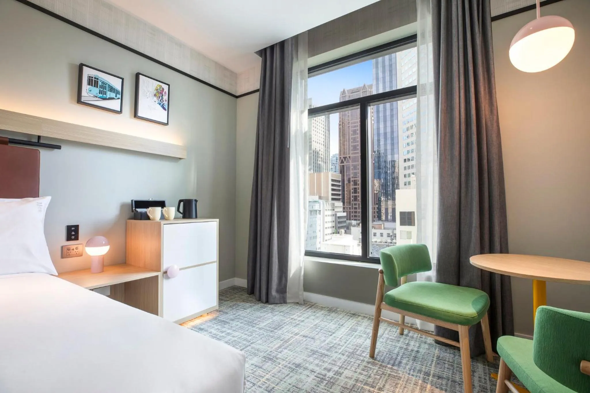 Photo of the whole room, Bed in Holiday Inn Melbourne Bourke Street Mall by IHG