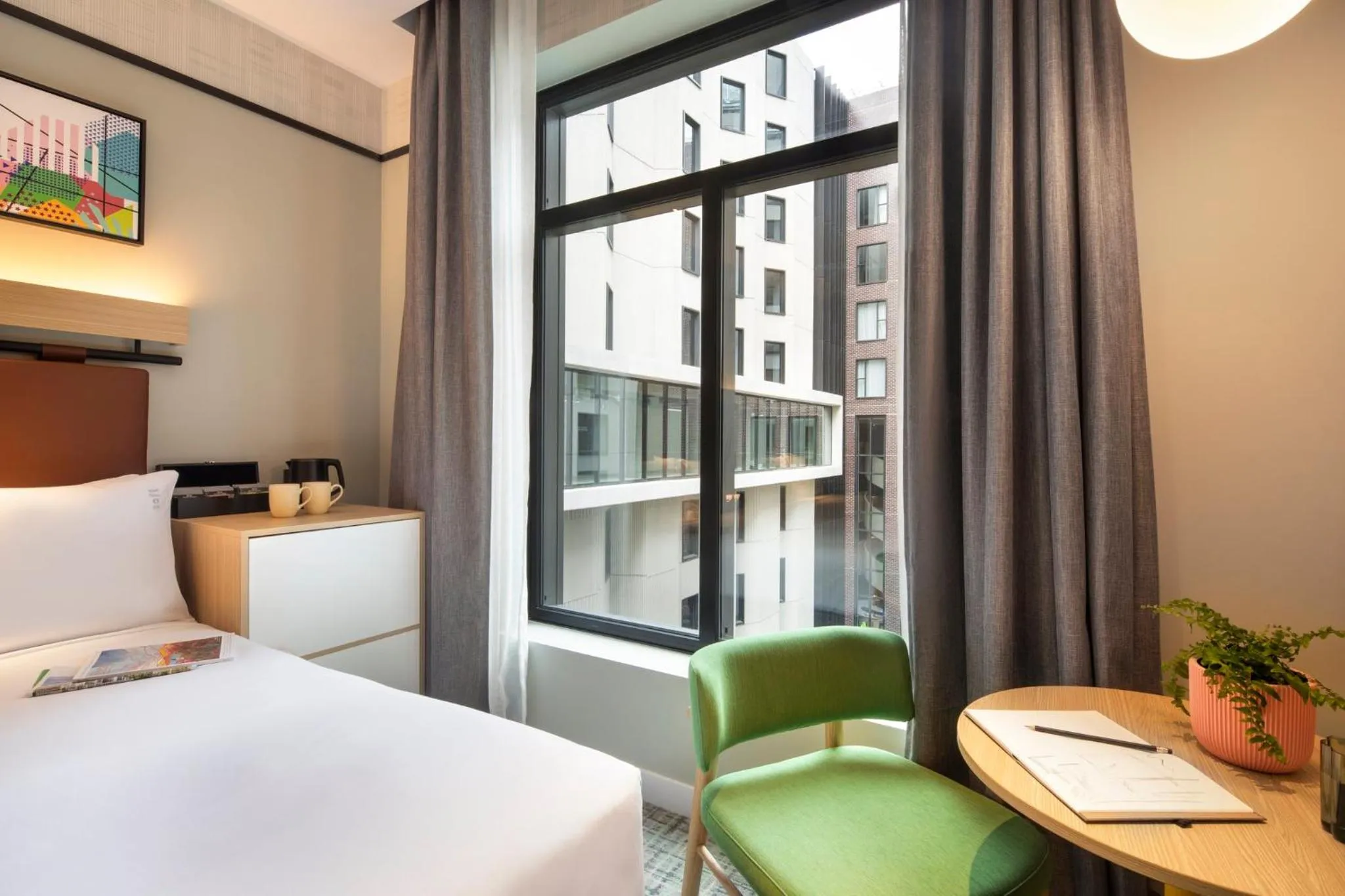 Photo of the whole room, Bed in Holiday Inn Melbourne Bourke Street Mall by IHG