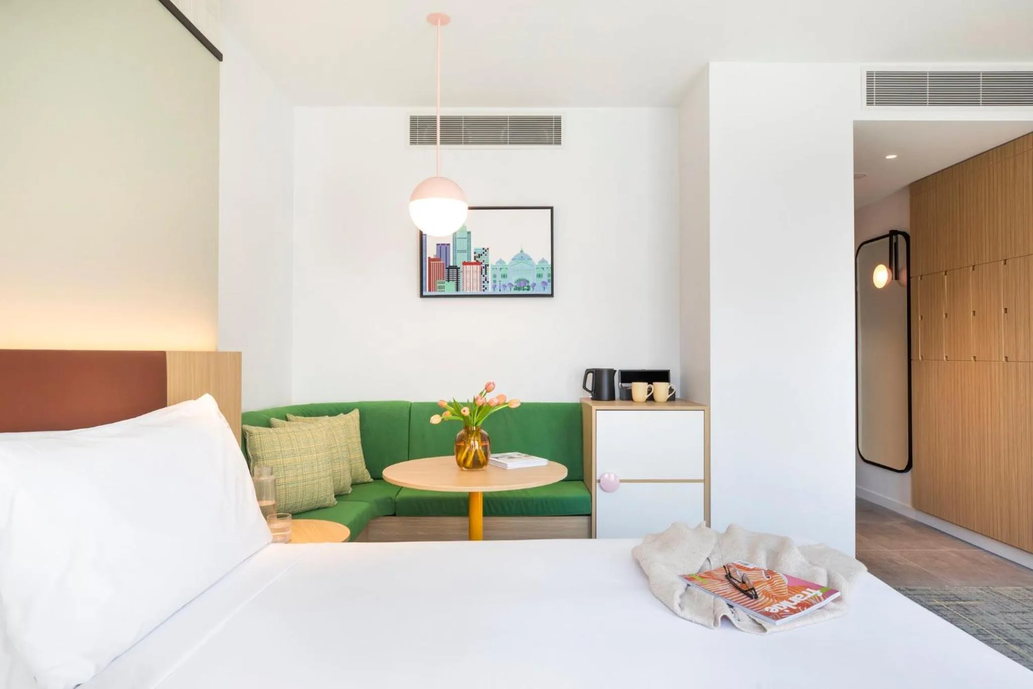 Photo of the whole room, Bed in Holiday Inn Melbourne Bourke Street Mall by IHG