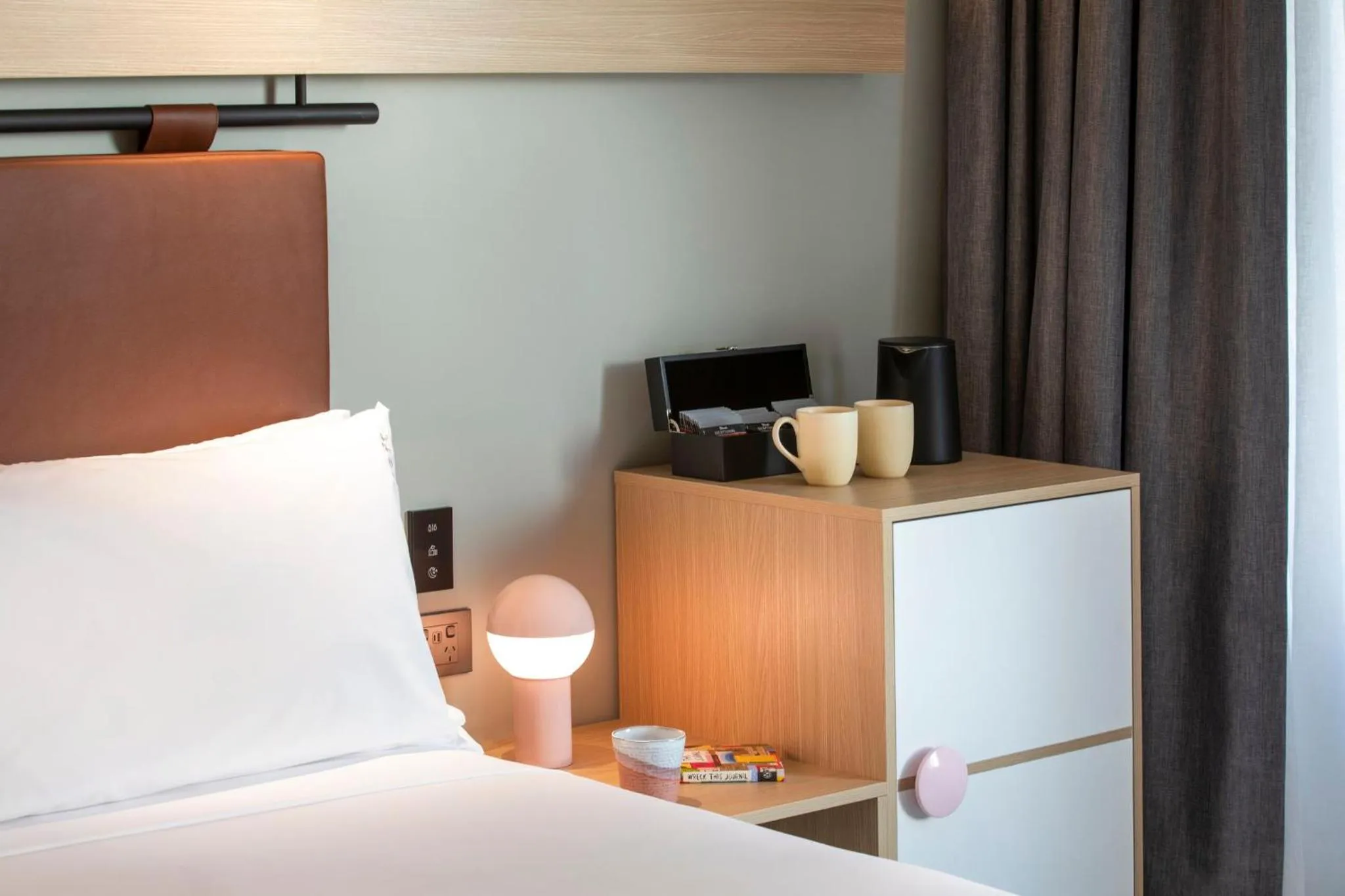 Photo of the whole room, Bed in Holiday Inn Melbourne Bourke Street Mall by IHG