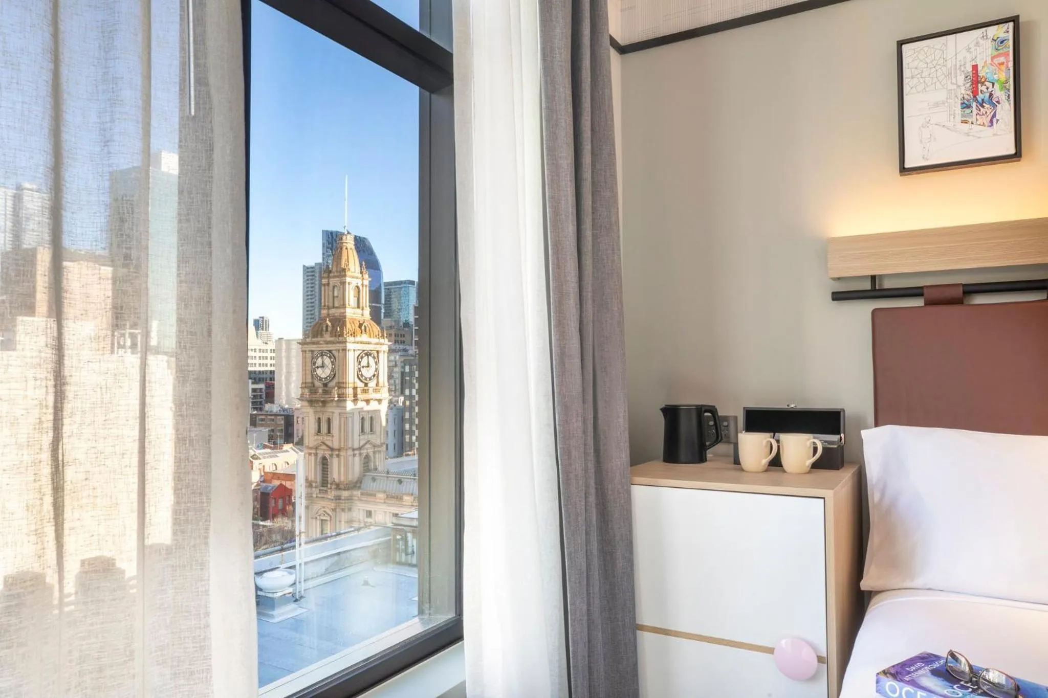 Photo of the whole room, Bed in Holiday Inn Melbourne Bourke Street Mall by IHG