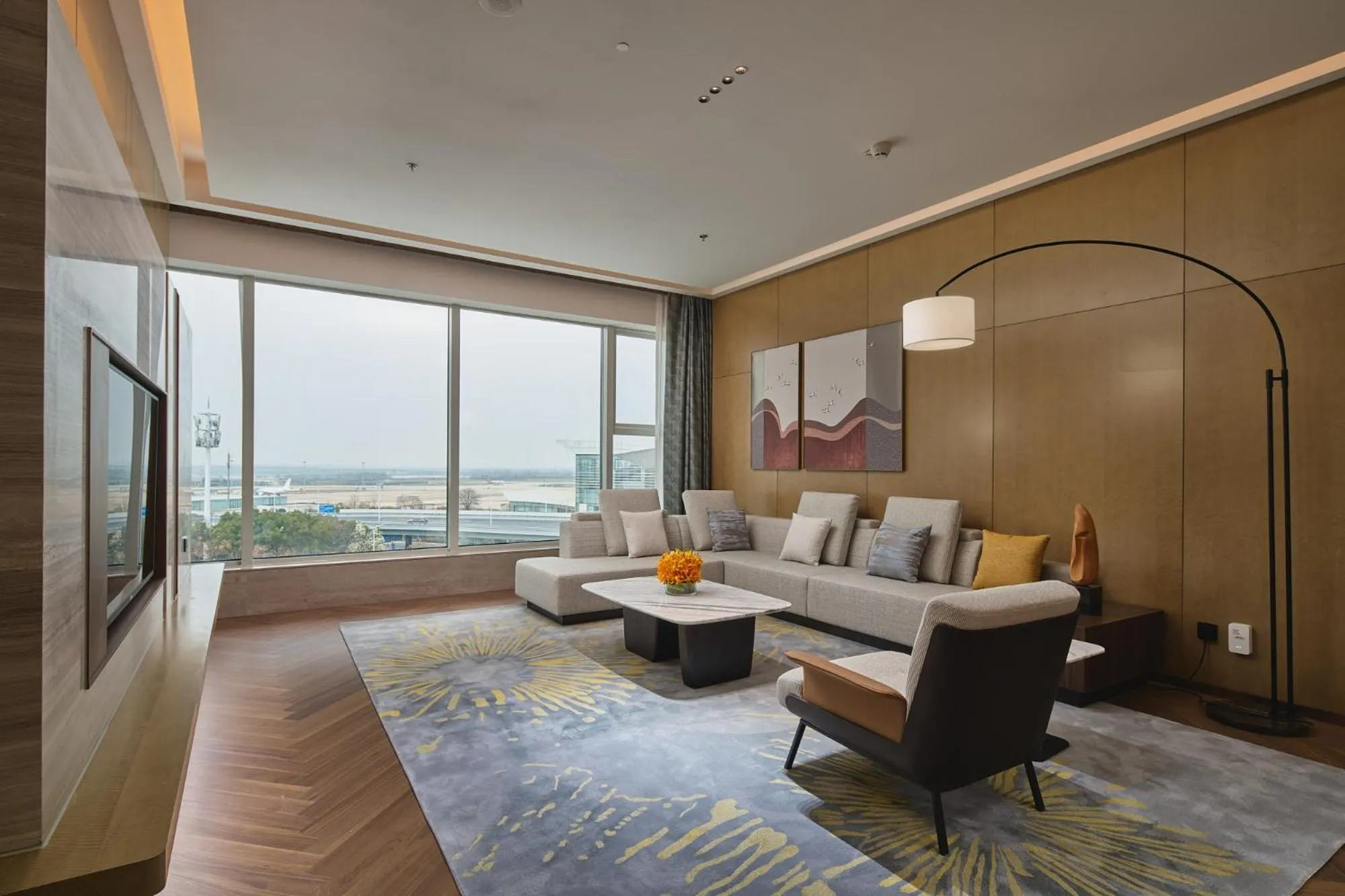 Living room in Crowne Plaza Wuhan Tianhe Airport by IHG