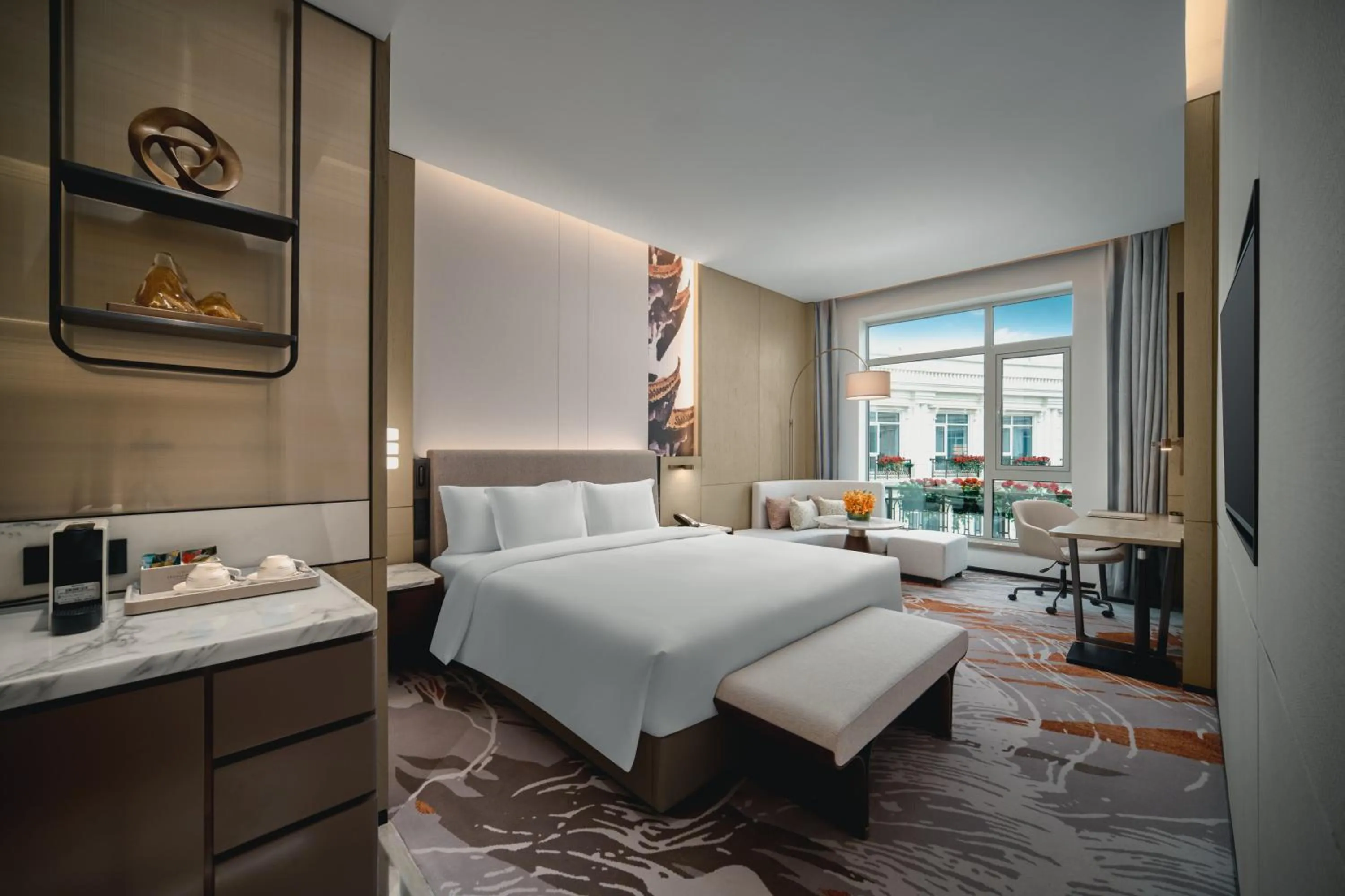 Photo of the whole room, Bed in Crowne Plaza Wuhan Tianhe Airport by IHG