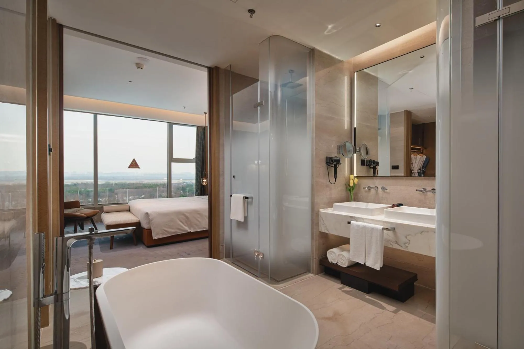 Shower, Bed in Crowne Plaza Wuhan Tianhe Airport by IHG