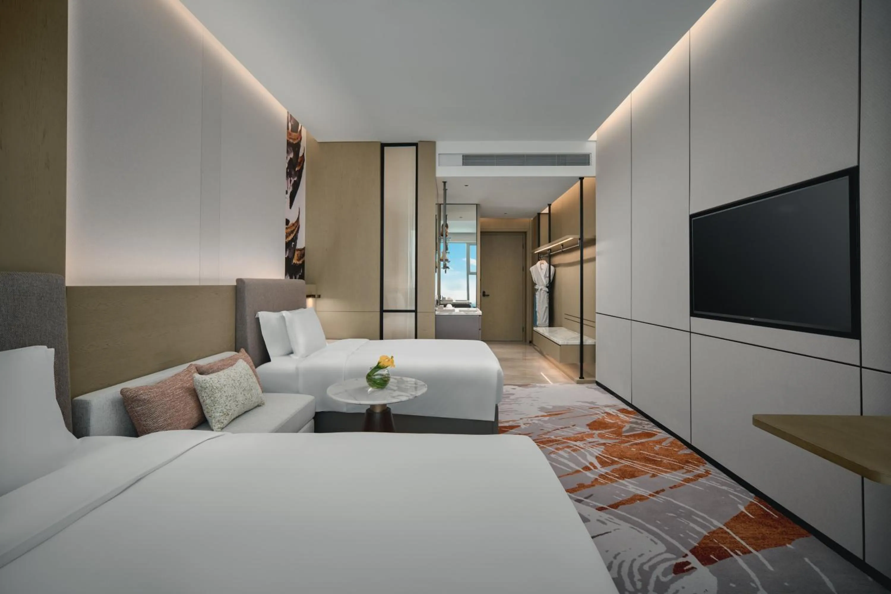 Photo of the whole room, Bed in Crowne Plaza Wuhan Tianhe Airport by IHG