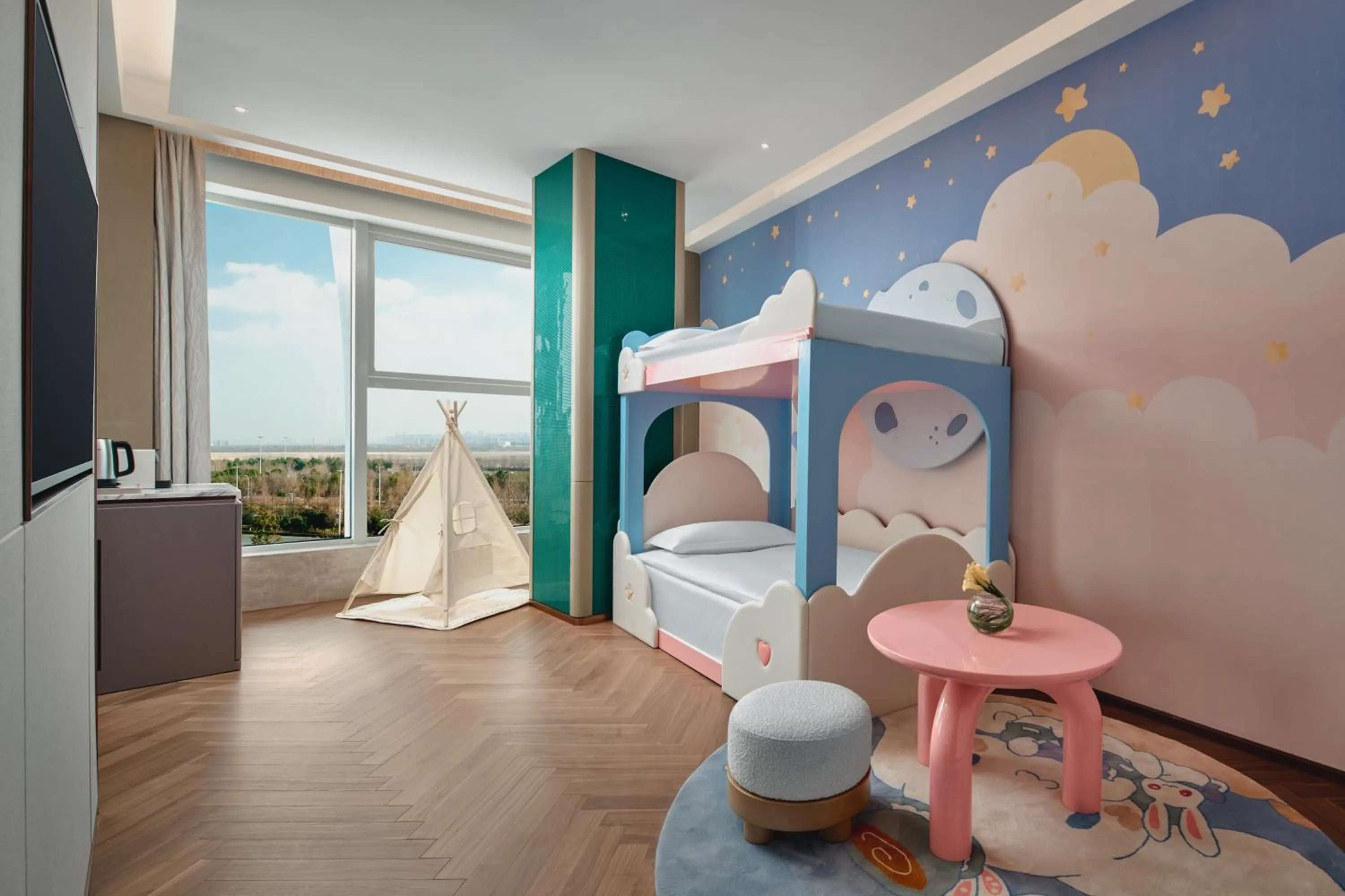 Photo of the whole room, Bed in Crowne Plaza Wuhan Tianhe Airport by IHG