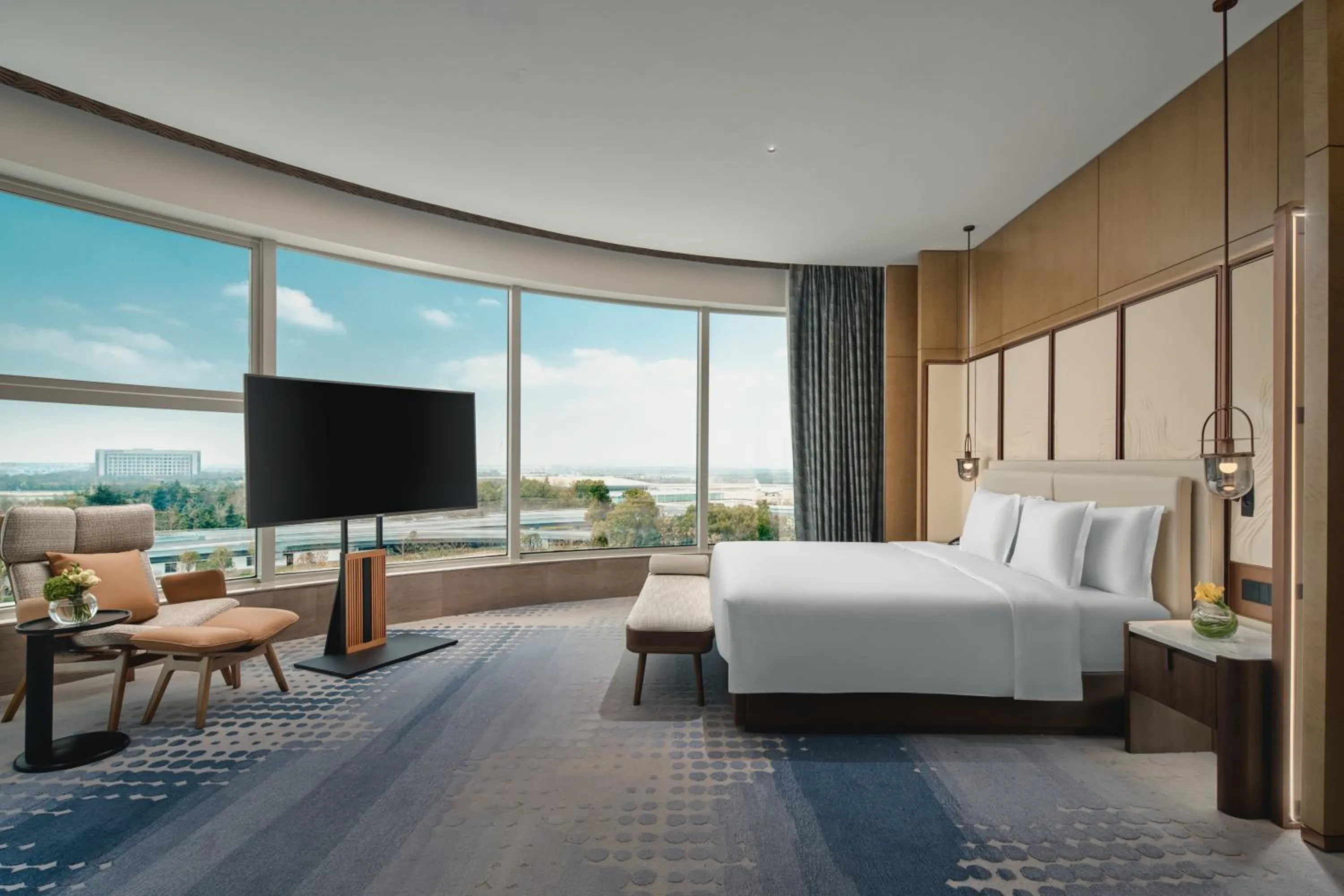 Photo of the whole room, Bed in Crowne Plaza Wuhan Tianhe Airport by IHG