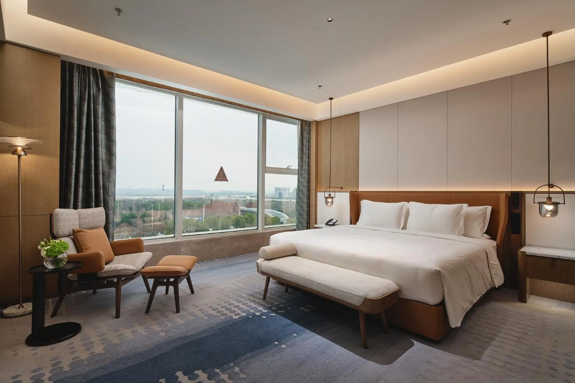 Bed in Crowne Plaza Wuhan Tianhe Airport by IHG