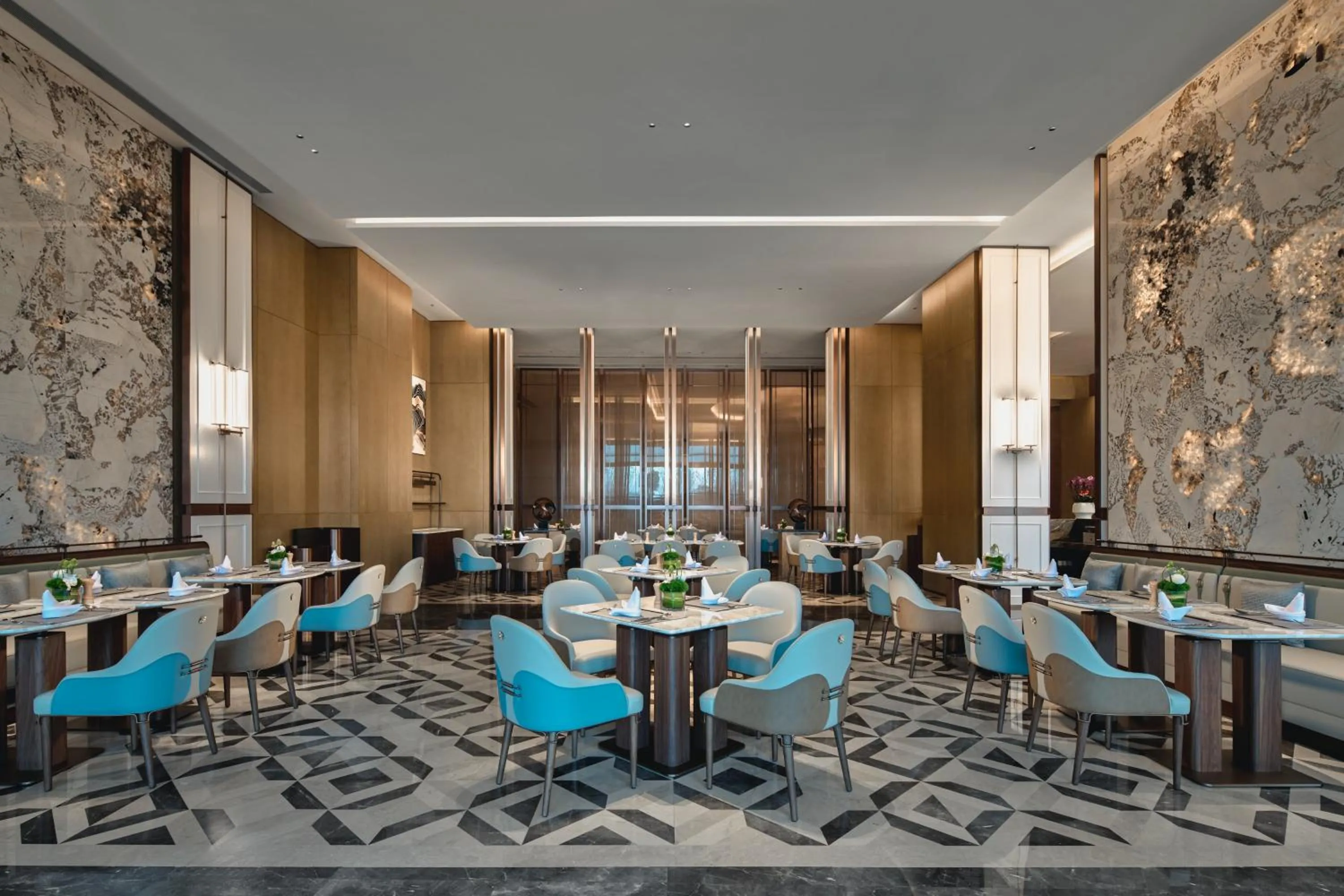 Restaurant/places to eat in Crowne Plaza Wuhan Tianhe Airport by IHG