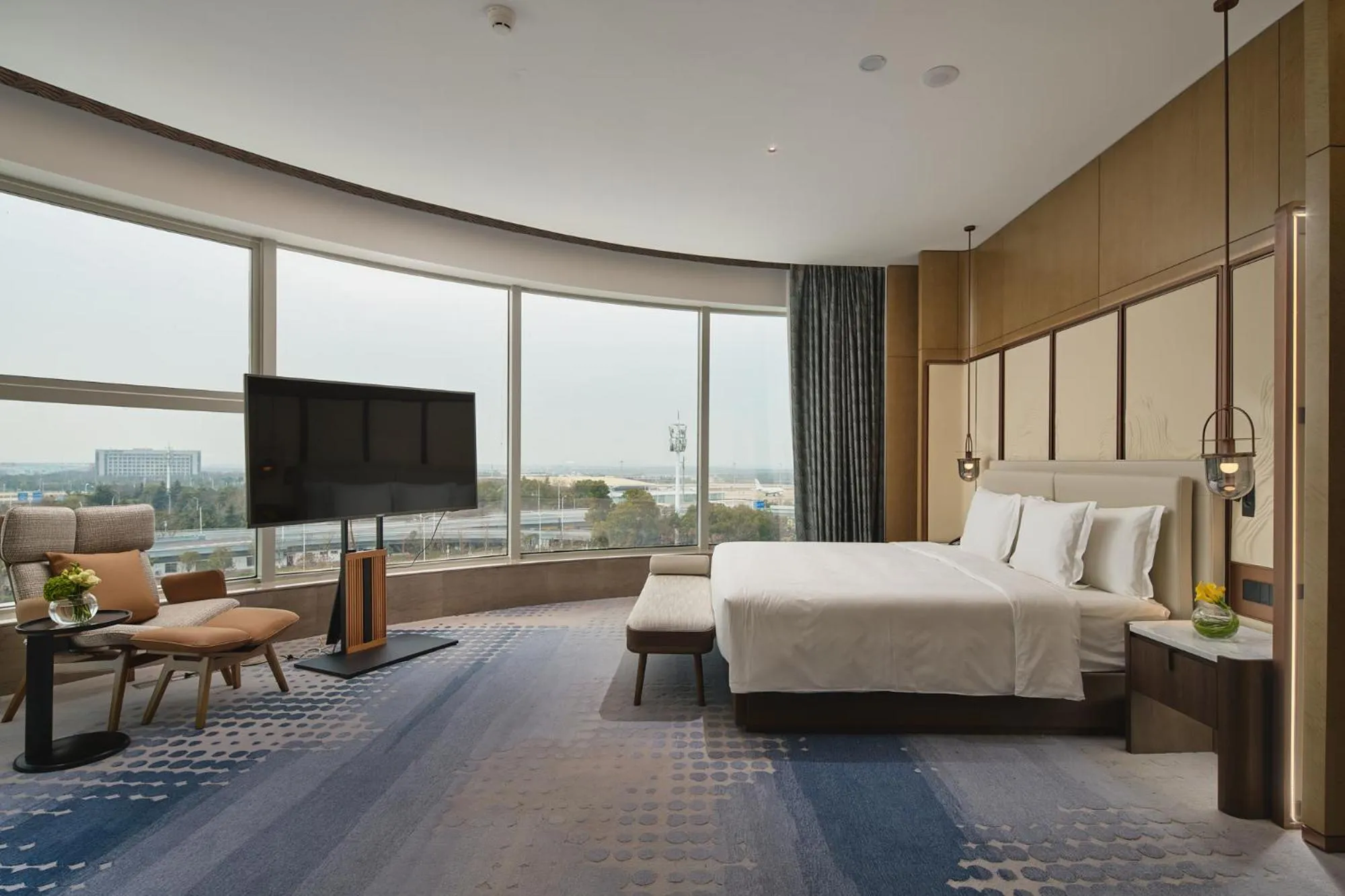 Bed in Crowne Plaza Wuhan Tianhe Airport by IHG