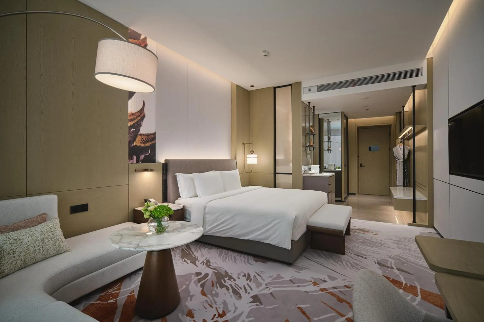 Bed in Crowne Plaza Wuhan Tianhe Airport by IHG