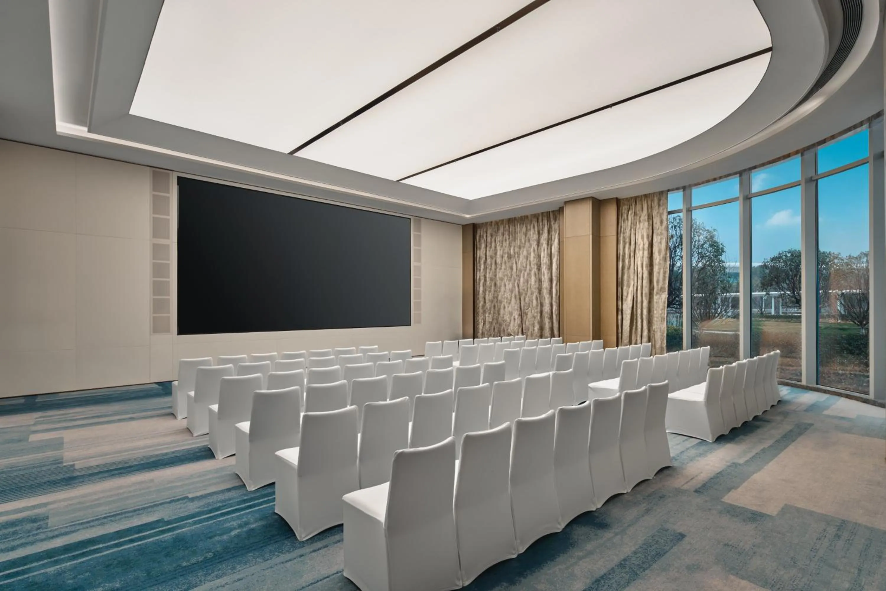 Meeting/conference room in Crowne Plaza Wuhan Tianhe Airport by IHG