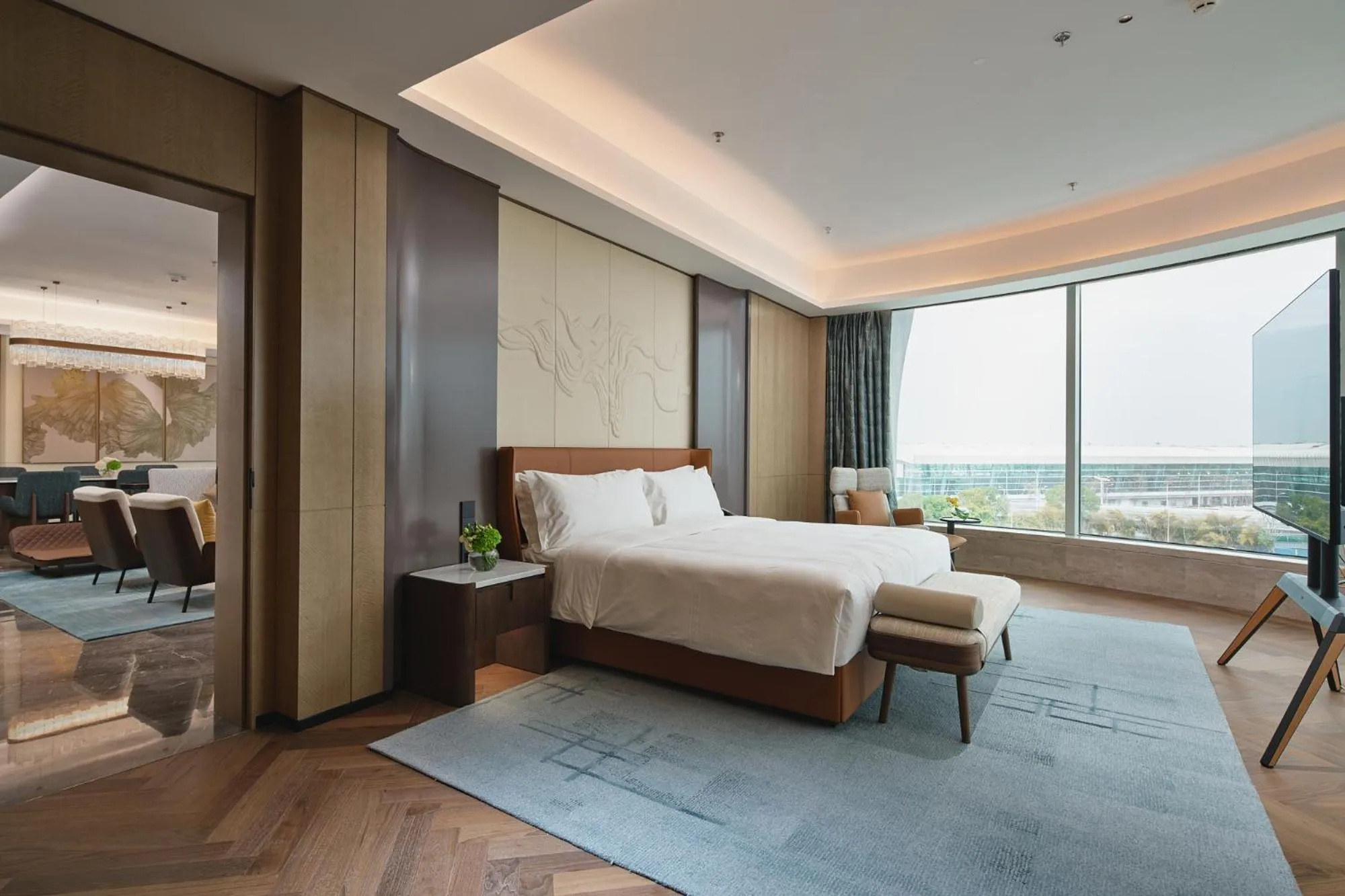 Bed in Crowne Plaza Wuhan Tianhe Airport by IHG