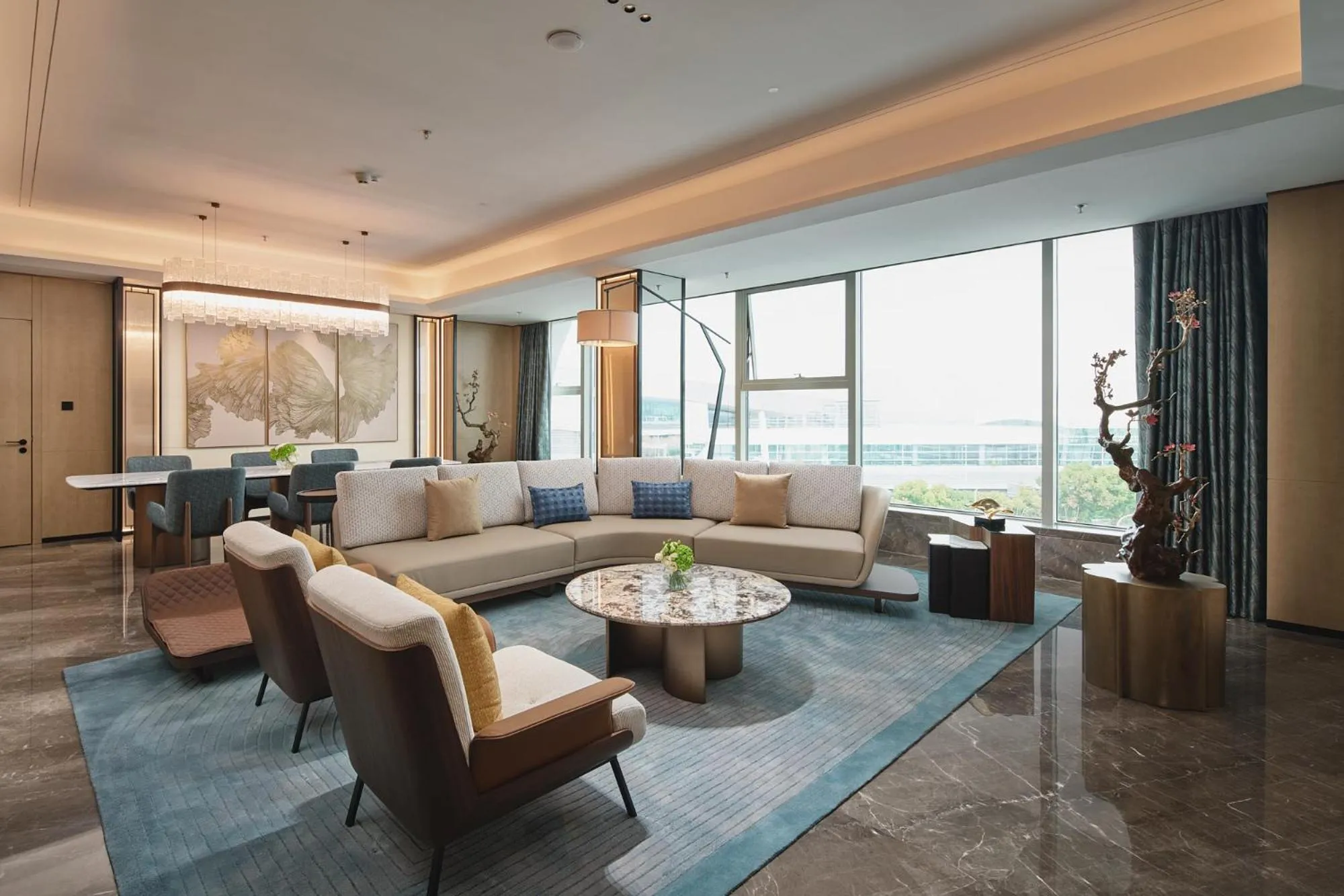 Living room in Crowne Plaza Wuhan Tianhe Airport by IHG