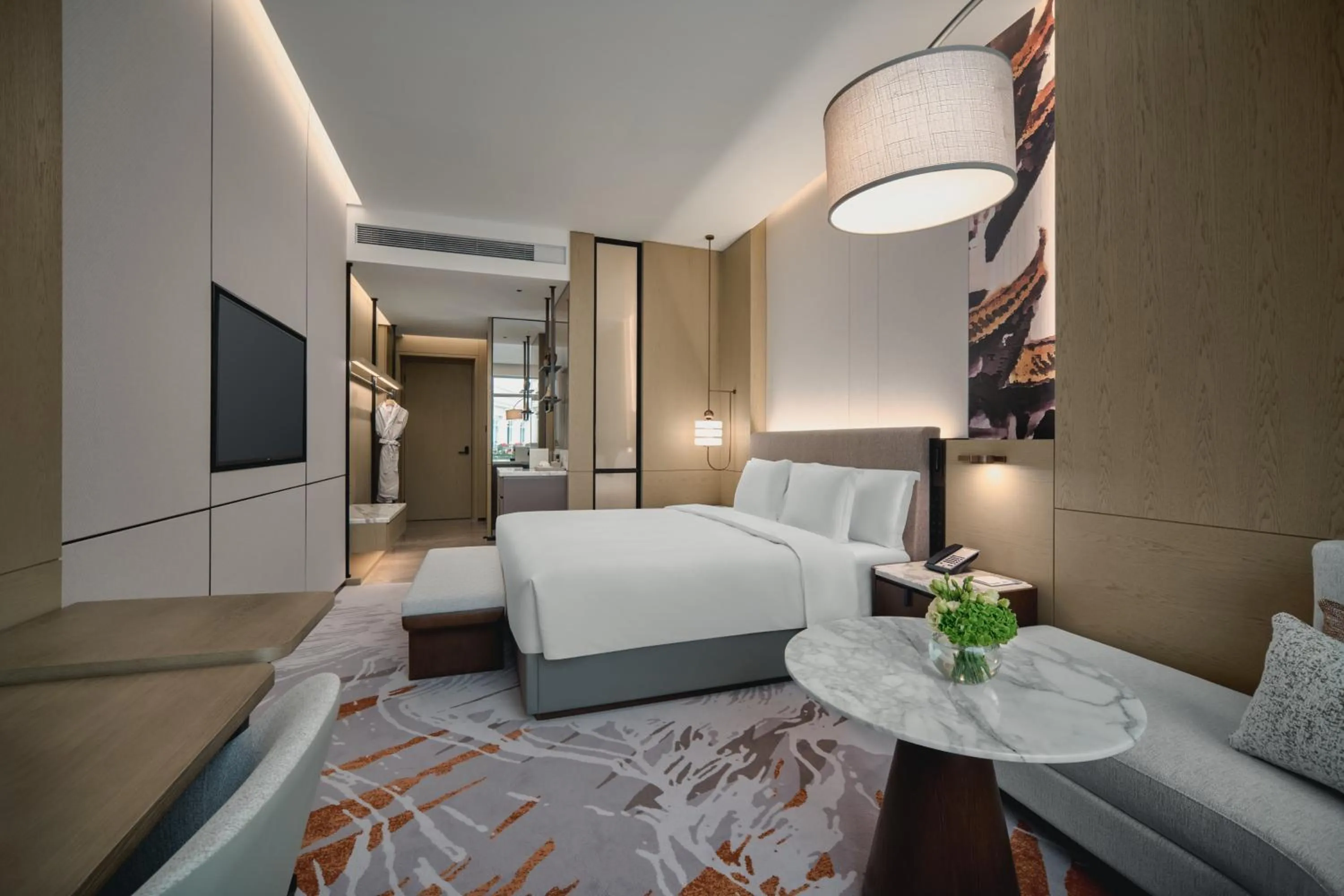 Photo of the whole room, Bed in Crowne Plaza Wuhan Tianhe Airport by IHG