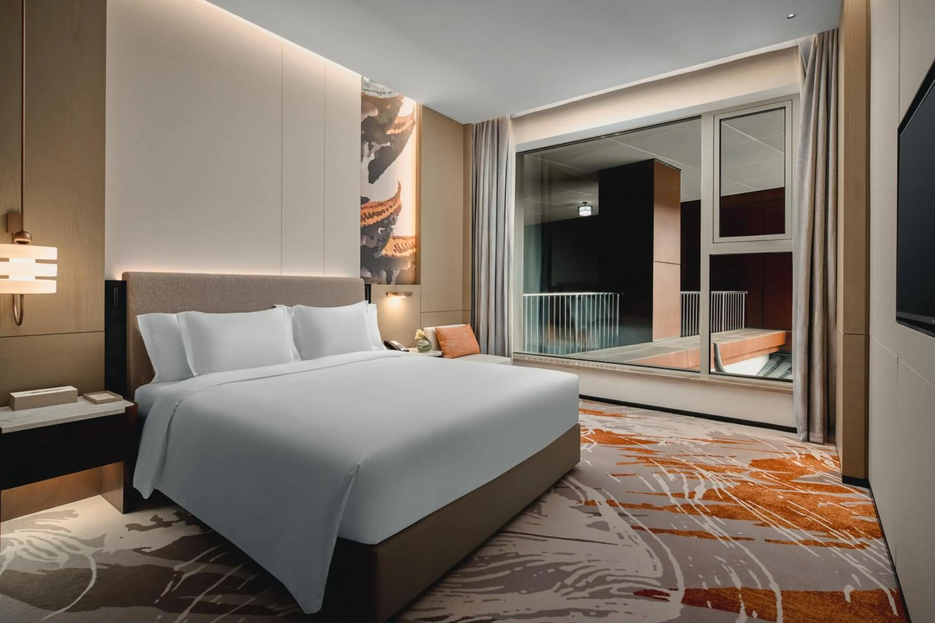 Photo of the whole room, Bed in Crowne Plaza Wuhan Tianhe Airport by IHG