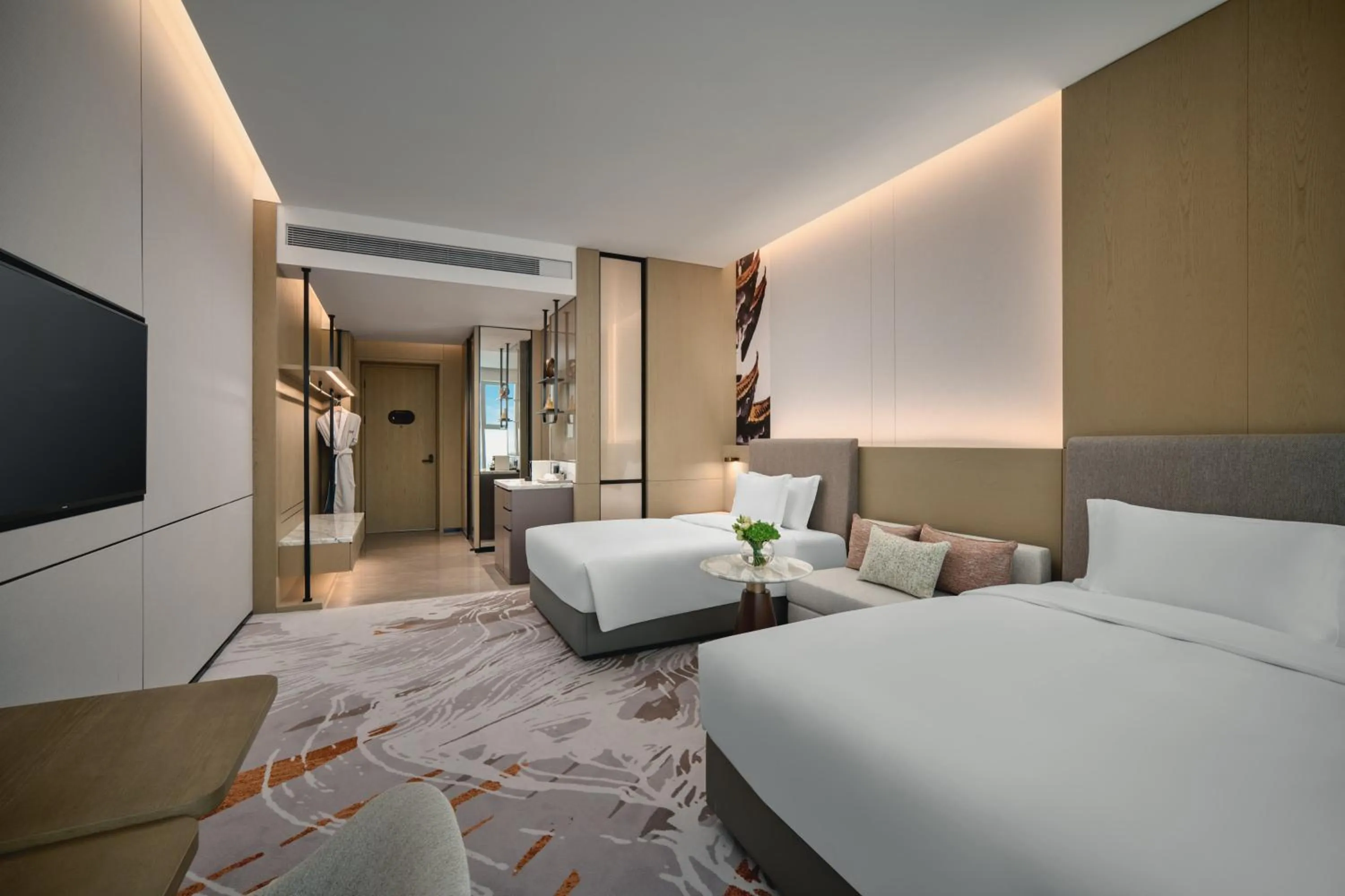 Photo of the whole room, Bed in Crowne Plaza Wuhan Tianhe Airport by IHG