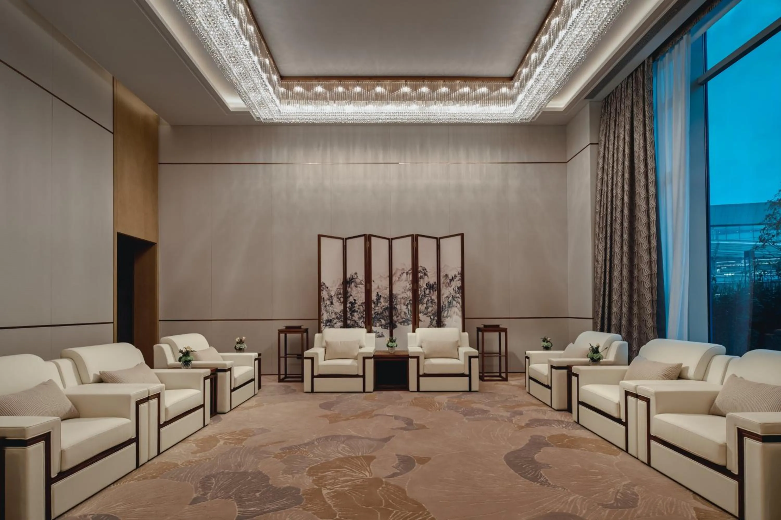 Meeting/conference room in Crowne Plaza Wuhan Tianhe Airport by IHG