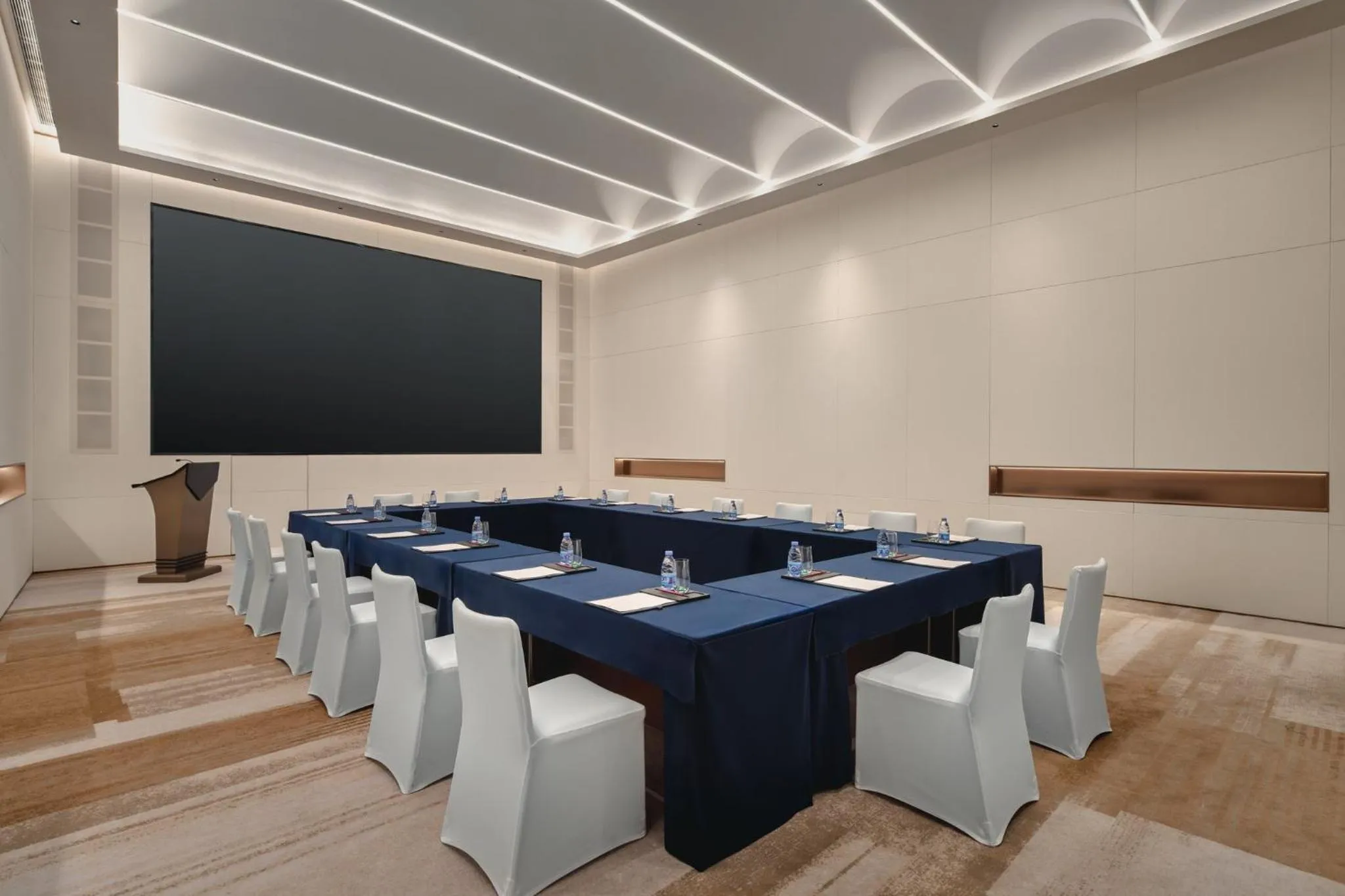 Meeting/conference room in Holiday Inn Wuhan Tianhe Airport by IHG