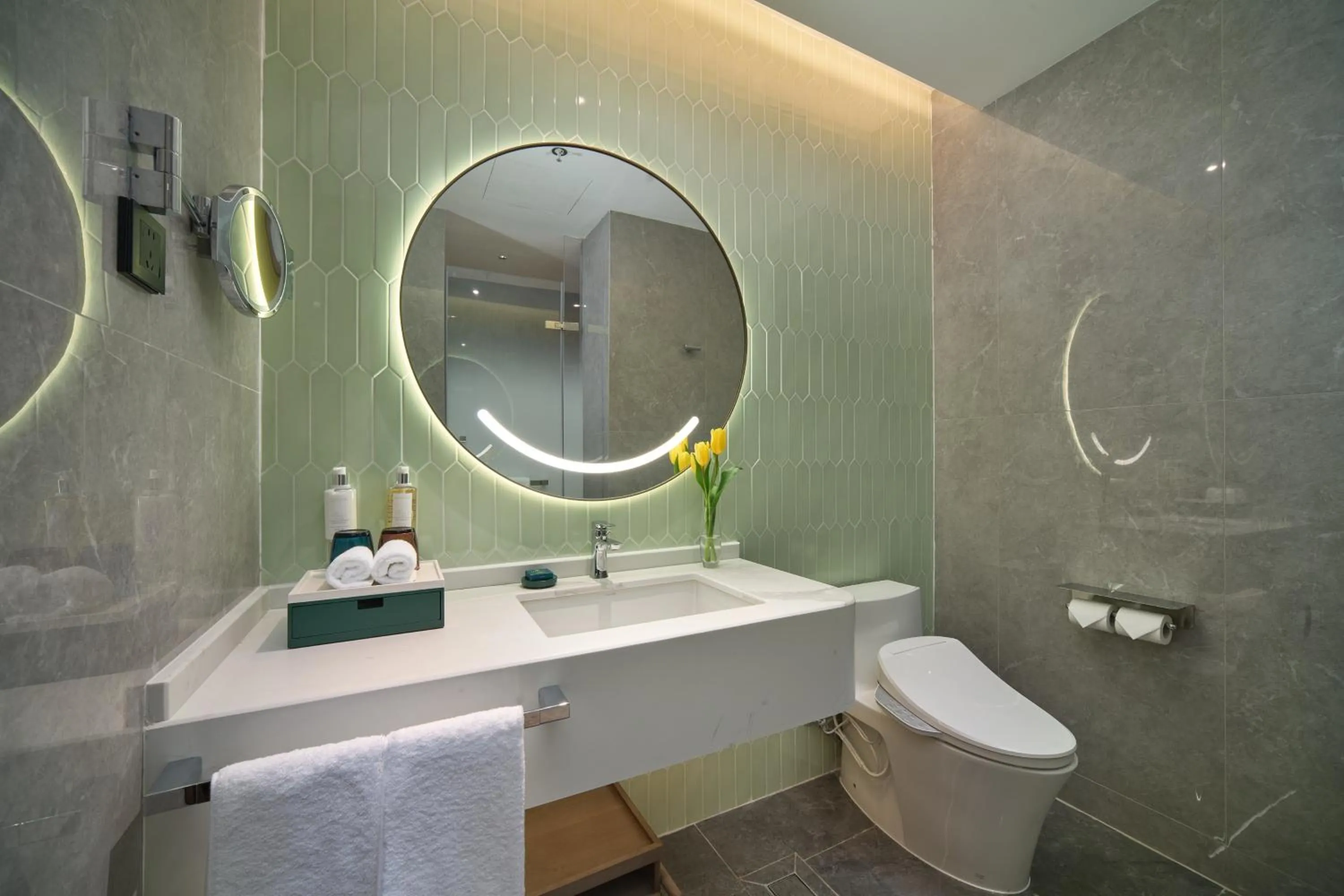 Toilet in Holiday Inn Wuhan Tianhe Airport by IHG