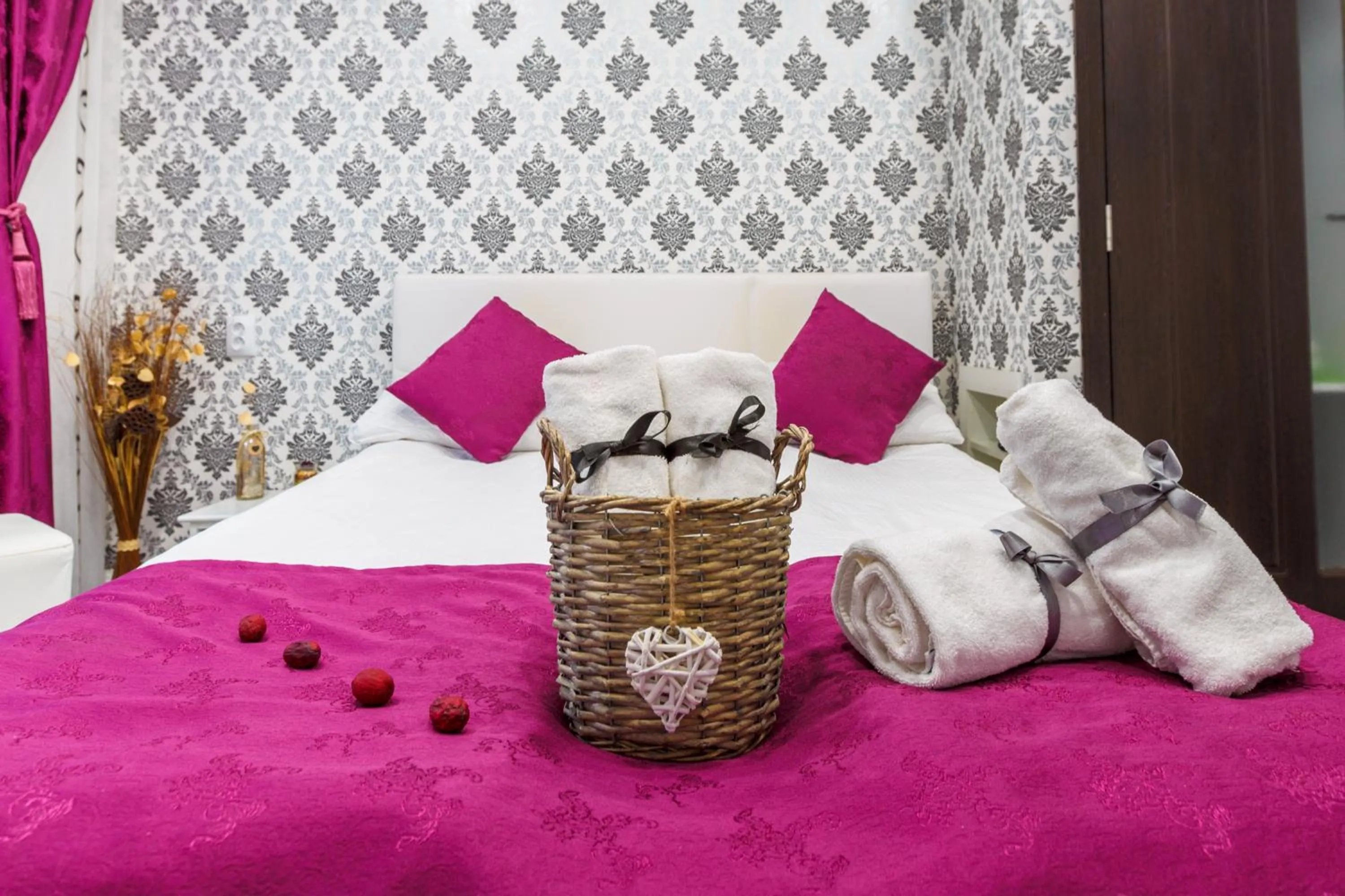 Bed in Pensiunea Avy