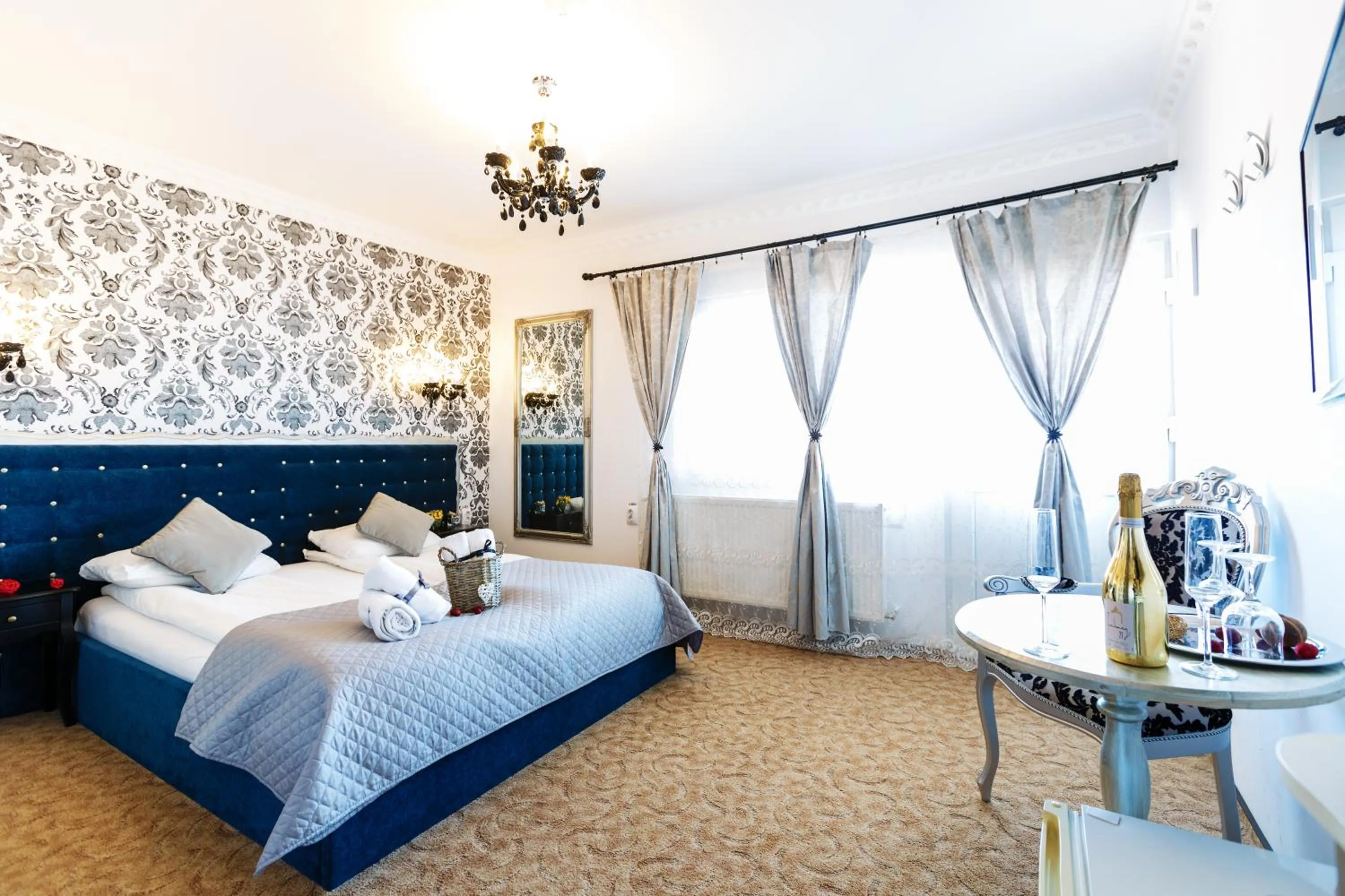 Bed in Pensiunea Avy