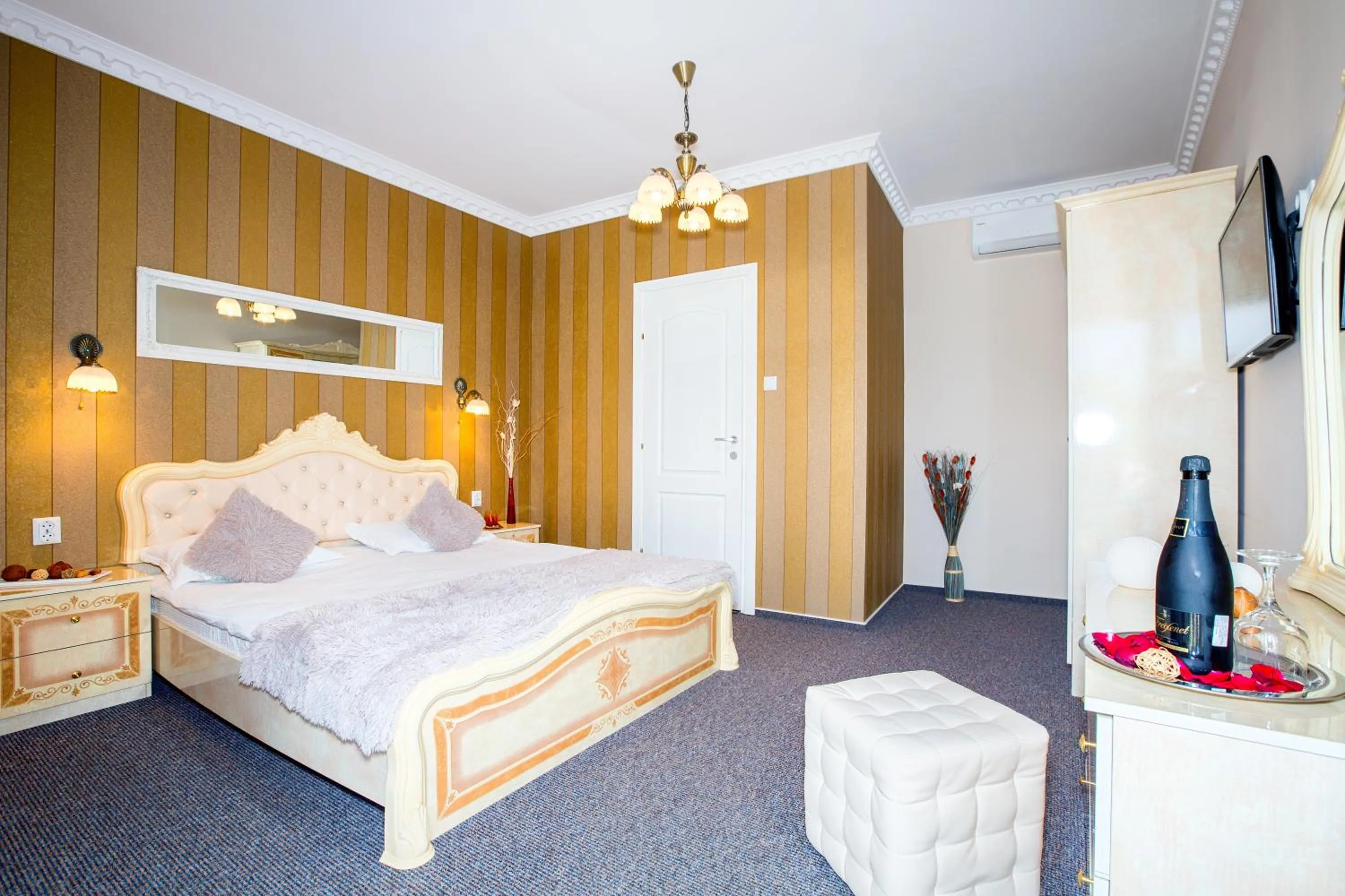 Bed in Pensiunea Avy