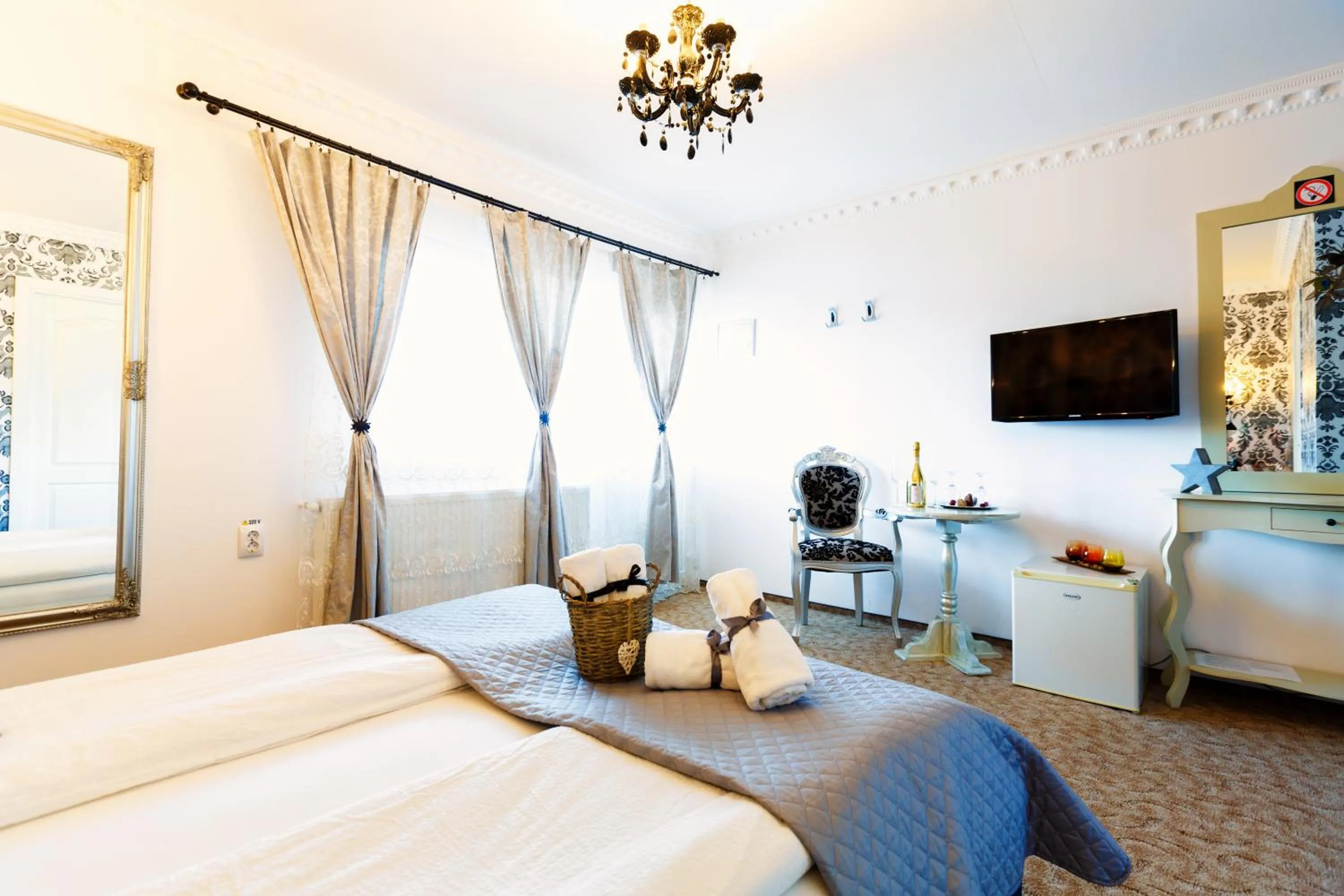Bed in Pensiunea Avy