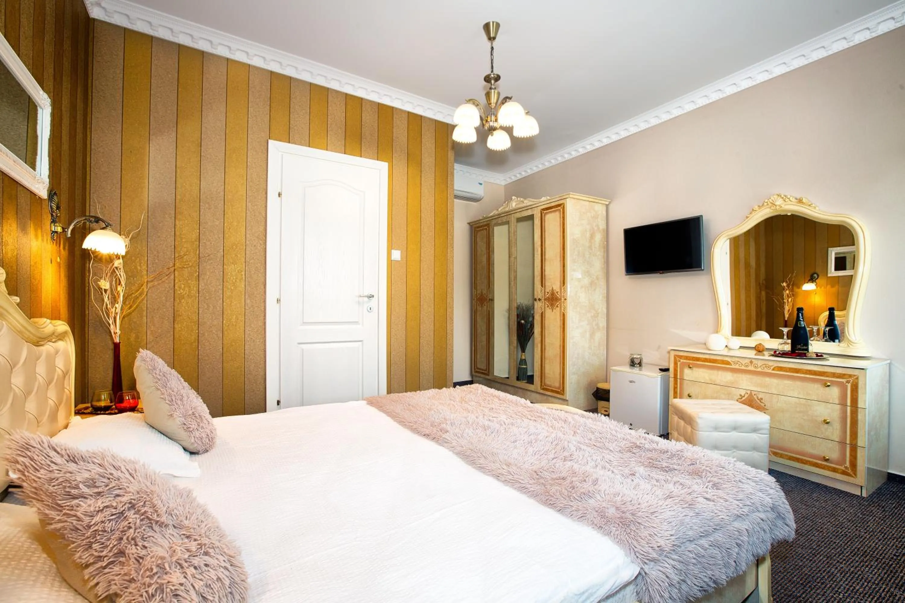 Bed in Pensiunea Avy