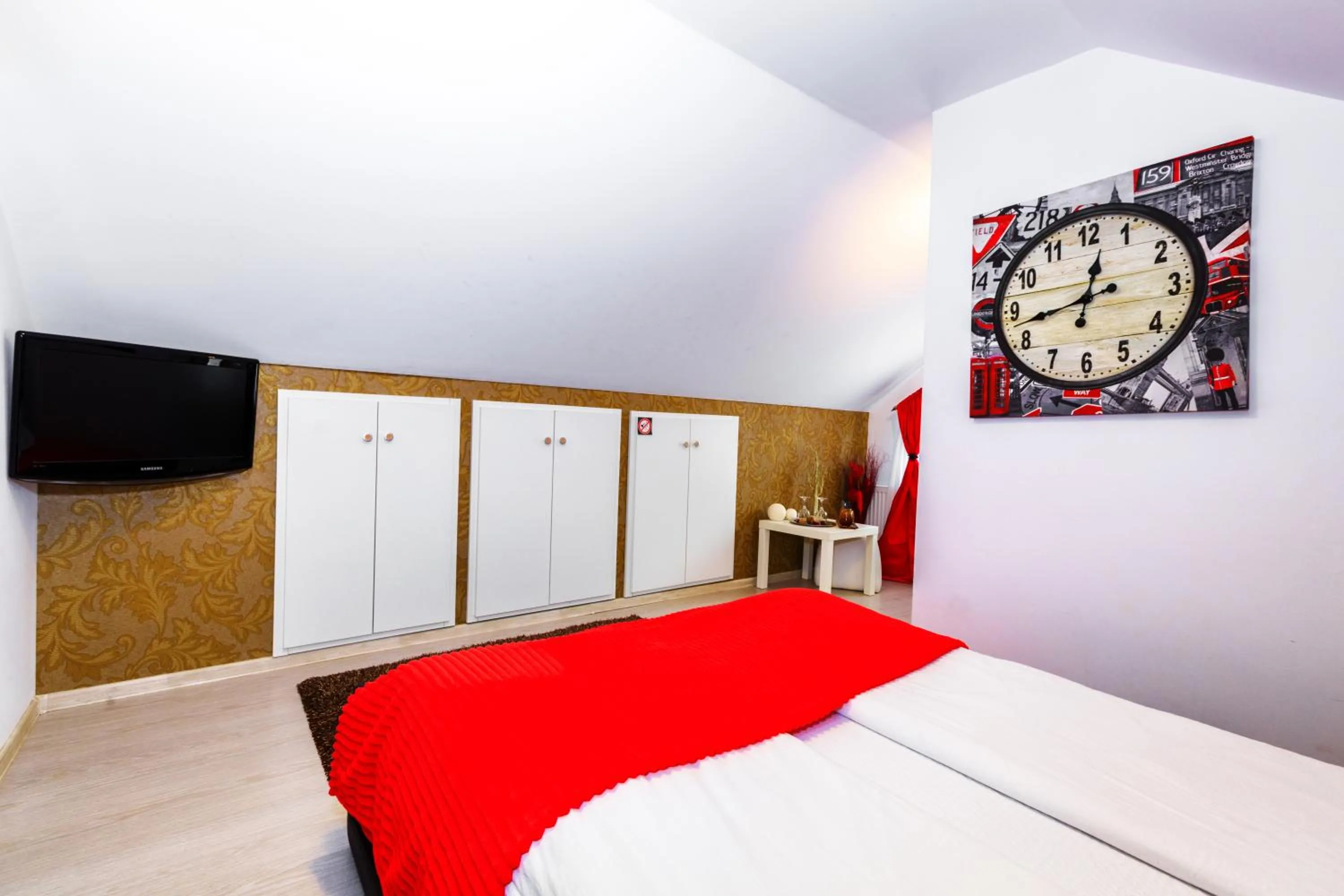 Bed in Pensiunea Avy