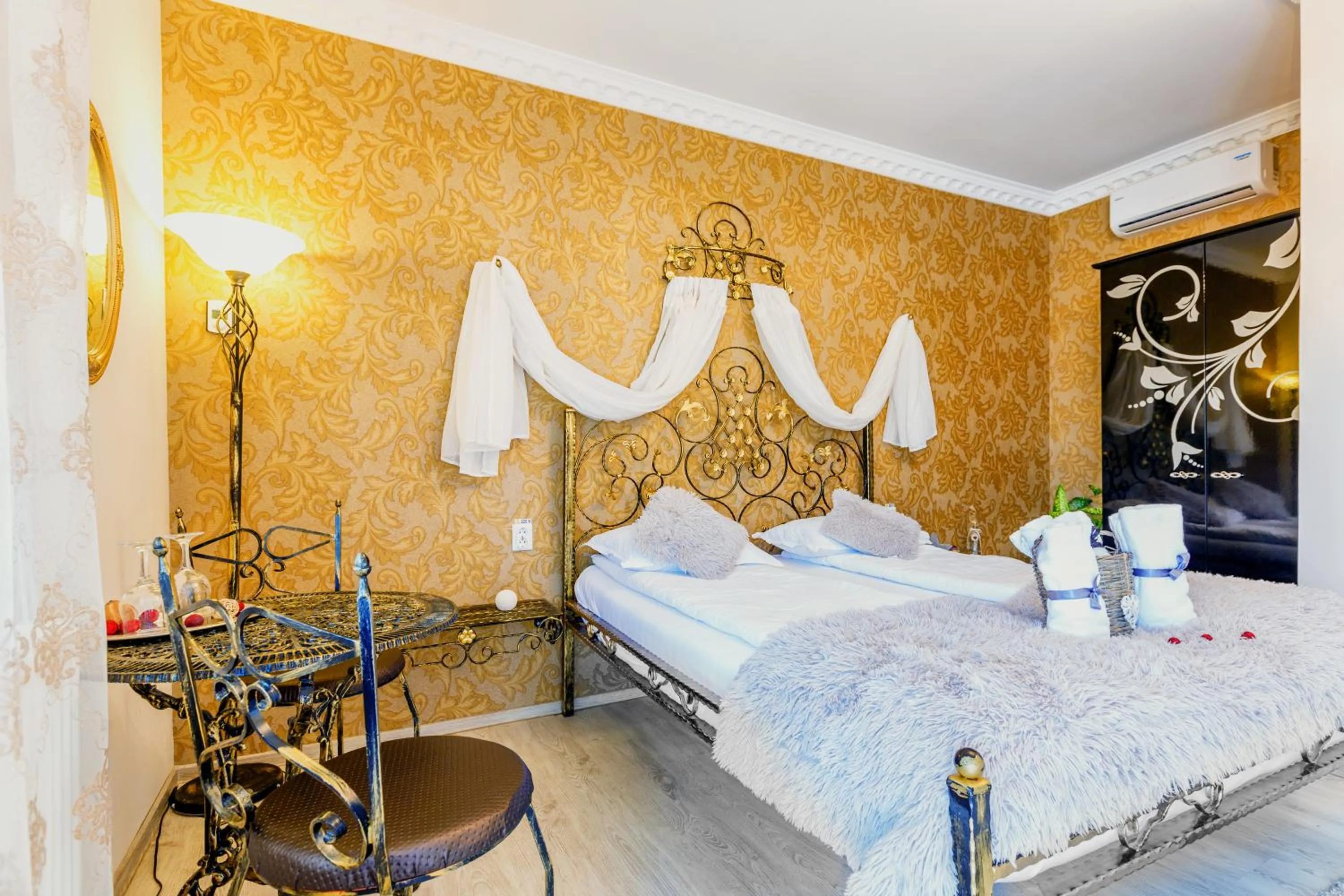 Bed in Pensiunea Avy