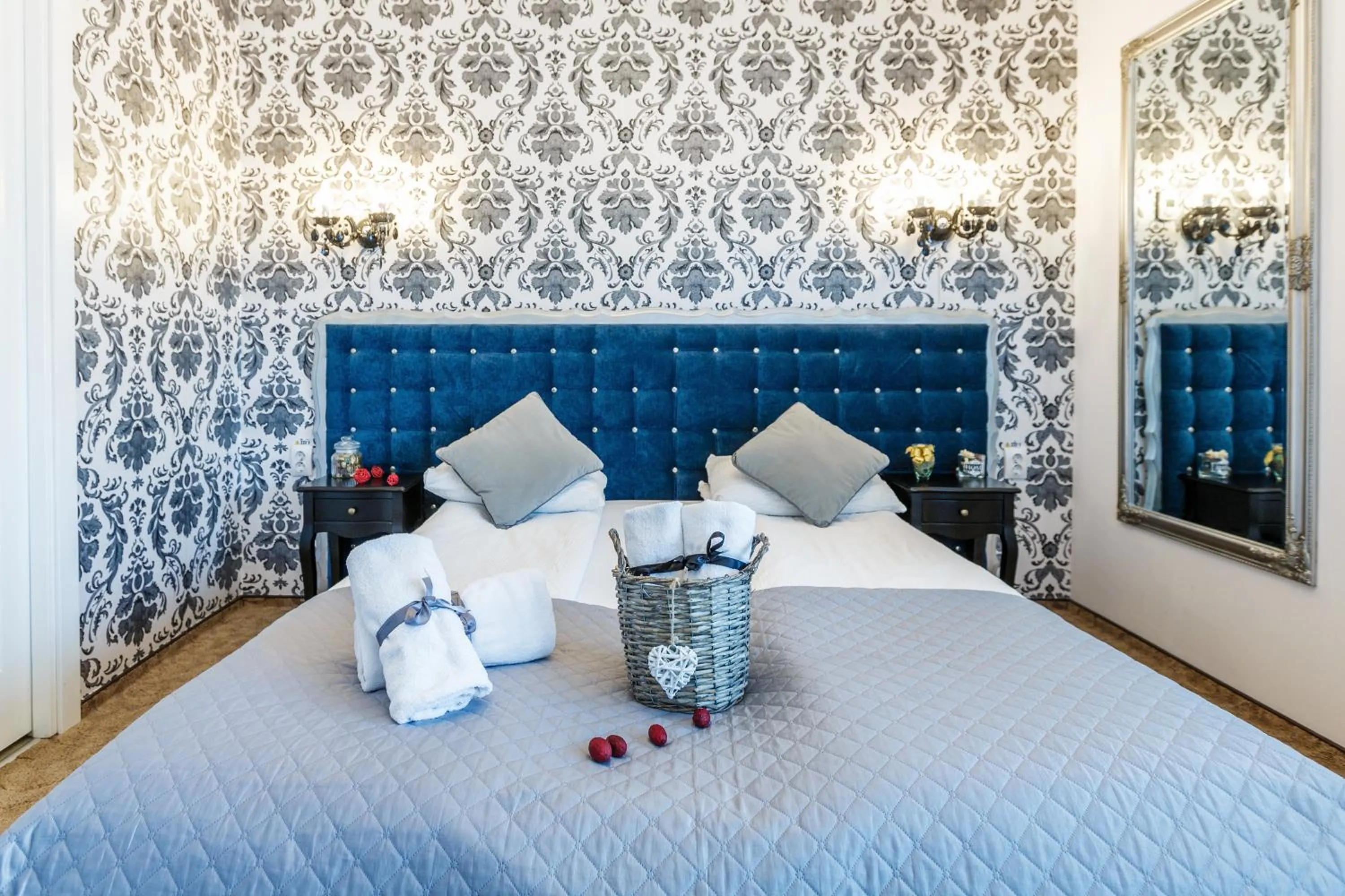 Bed in Pensiunea Avy