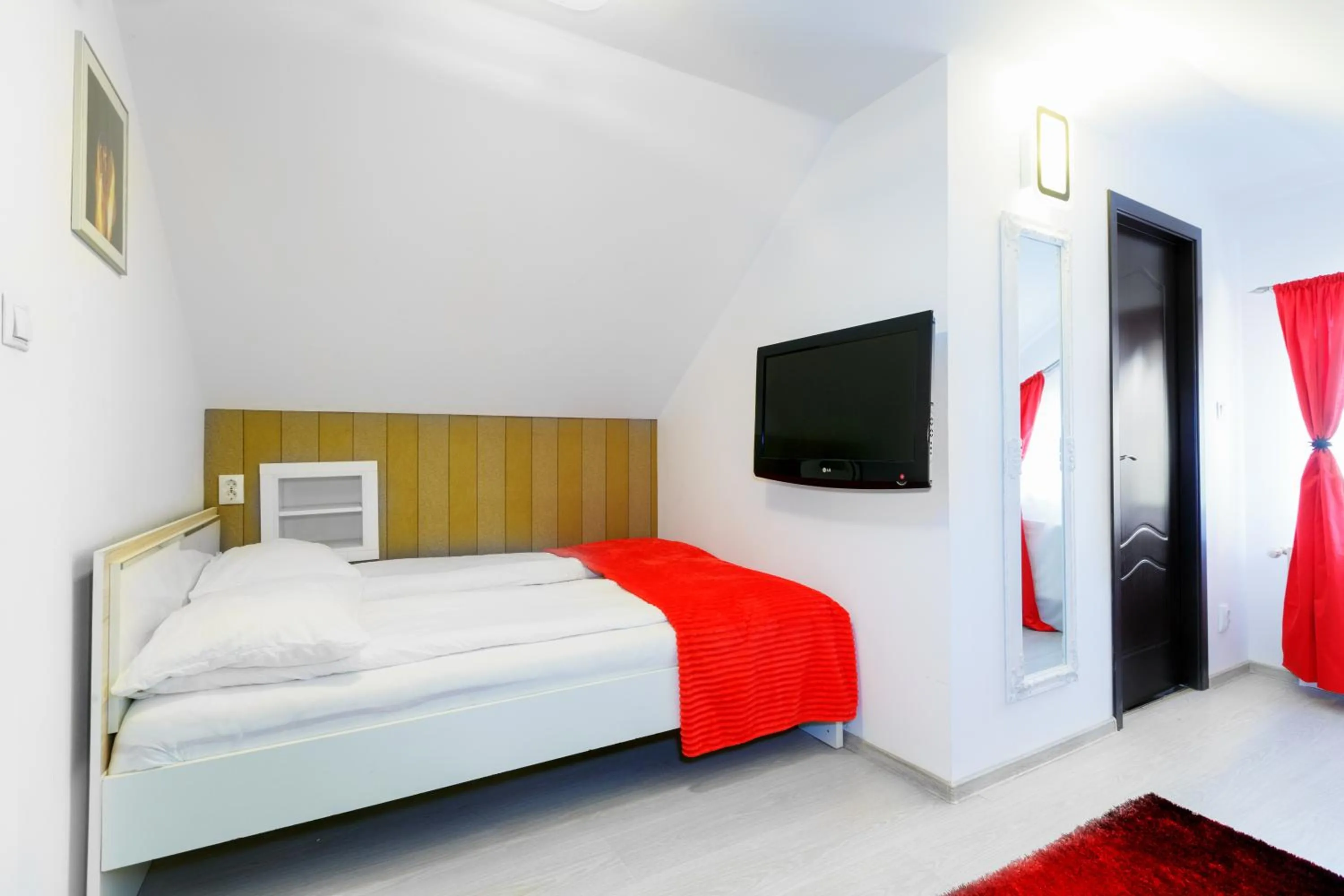 Bed in Pensiunea Avy