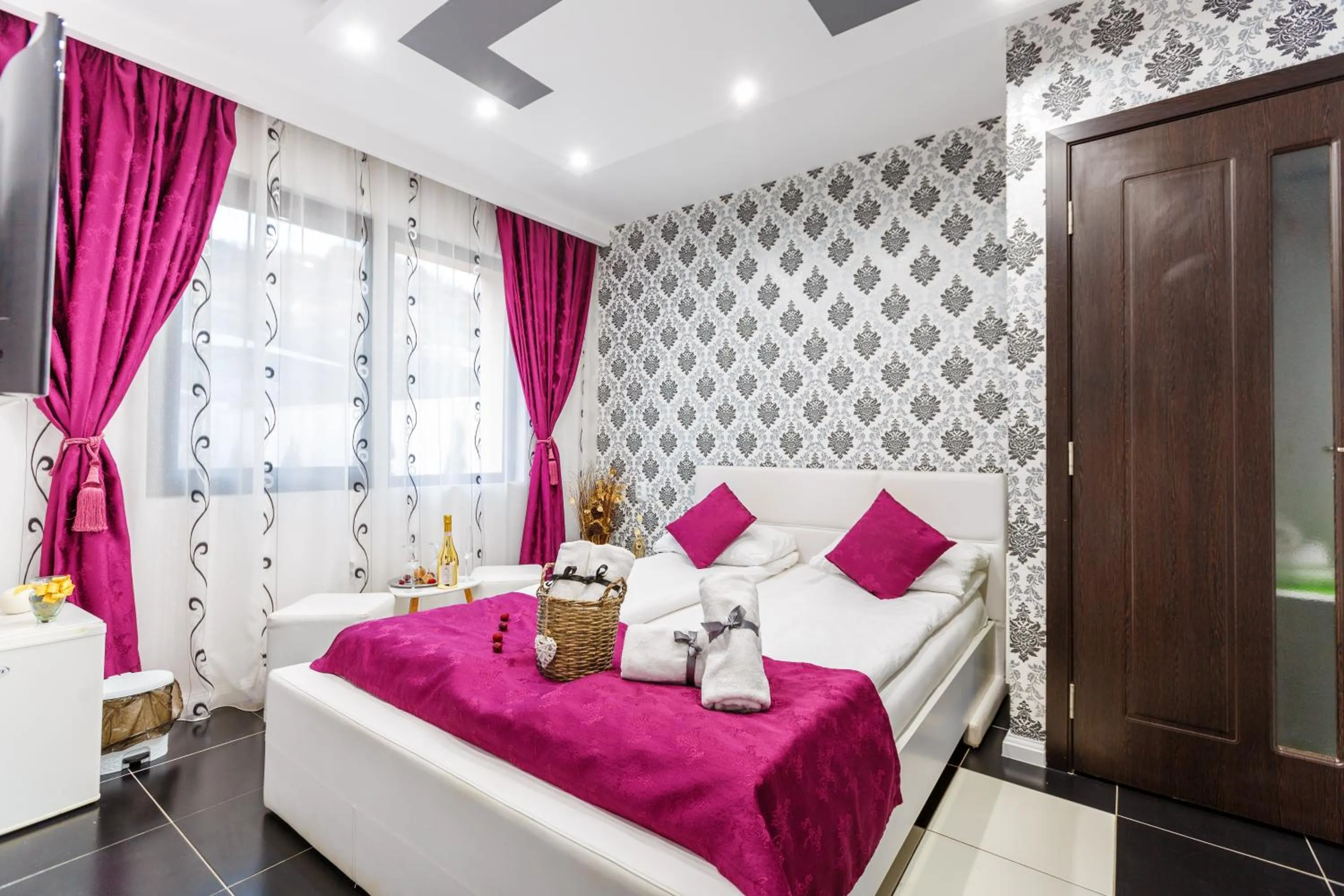 Bed in Pensiunea Avy