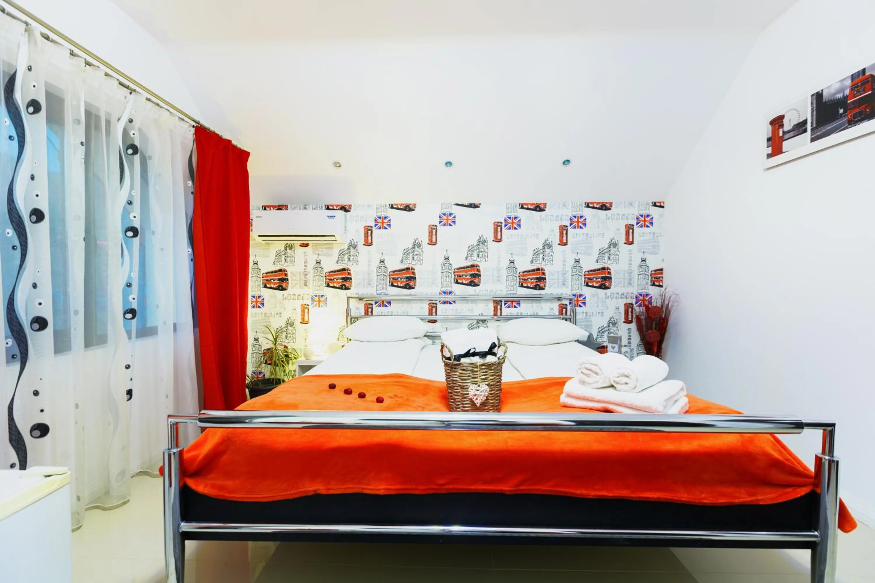 Bed in Pensiunea Avy
