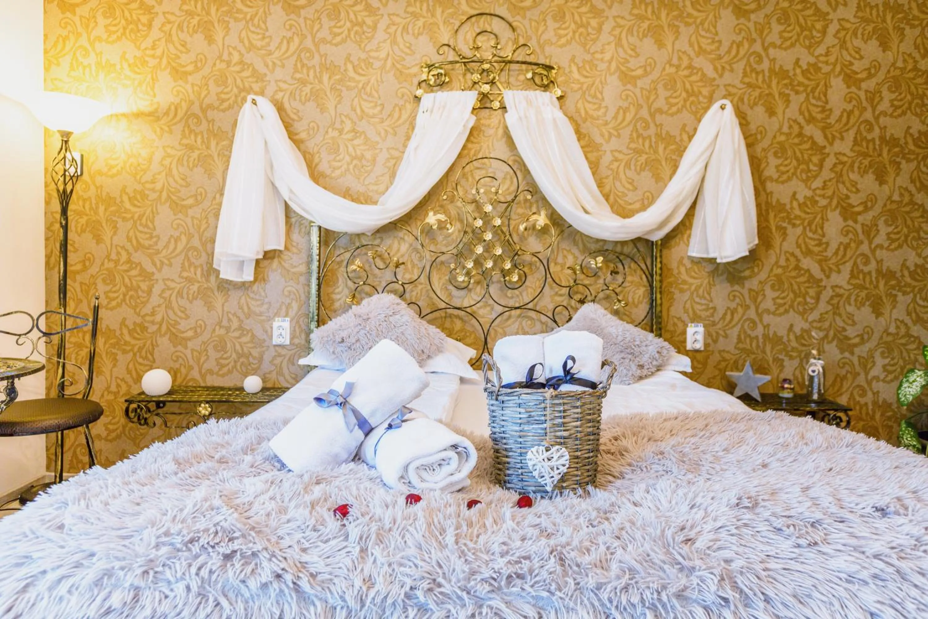 Bed in Pensiunea Avy