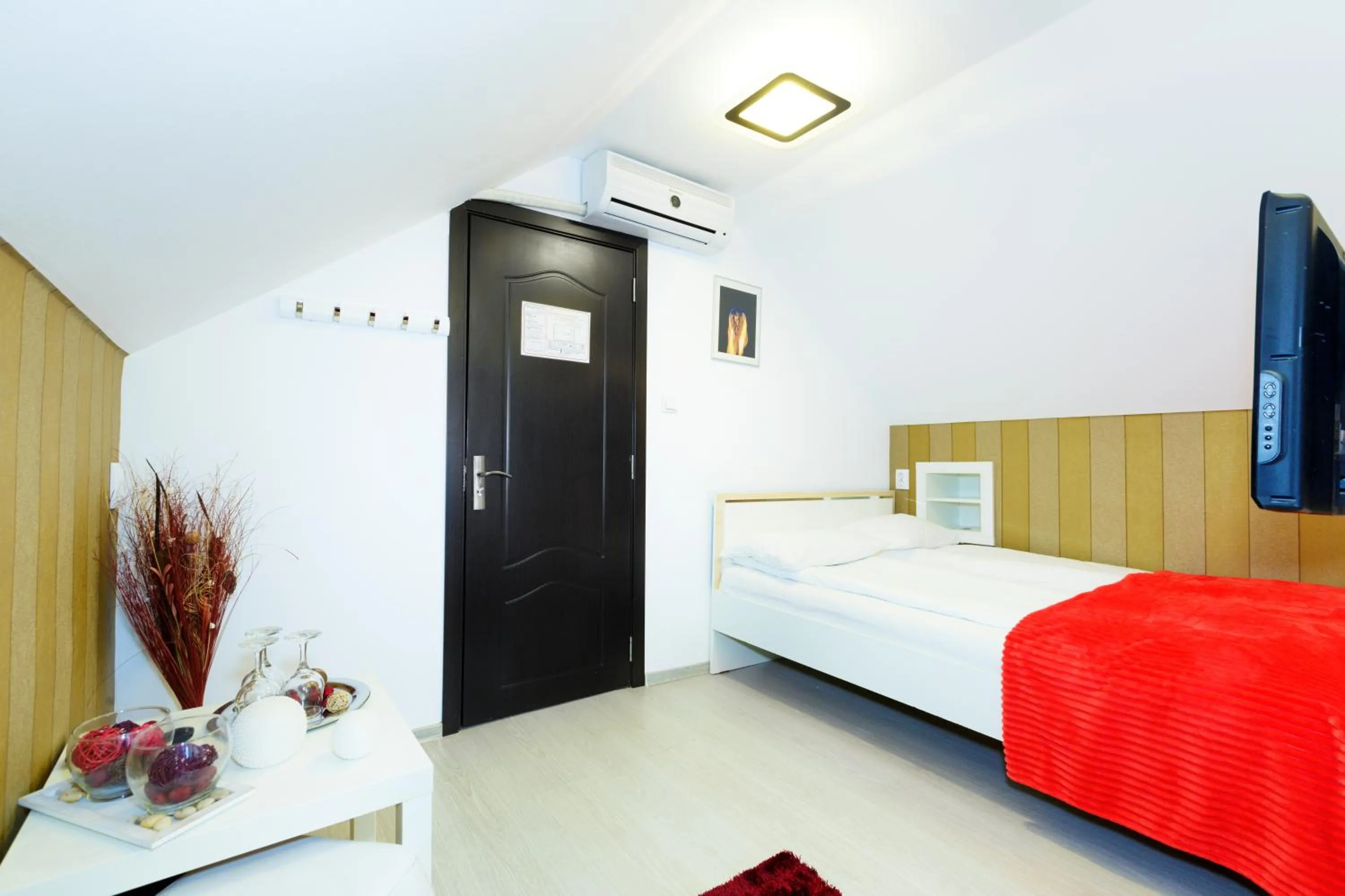 Bed in Pensiunea Avy