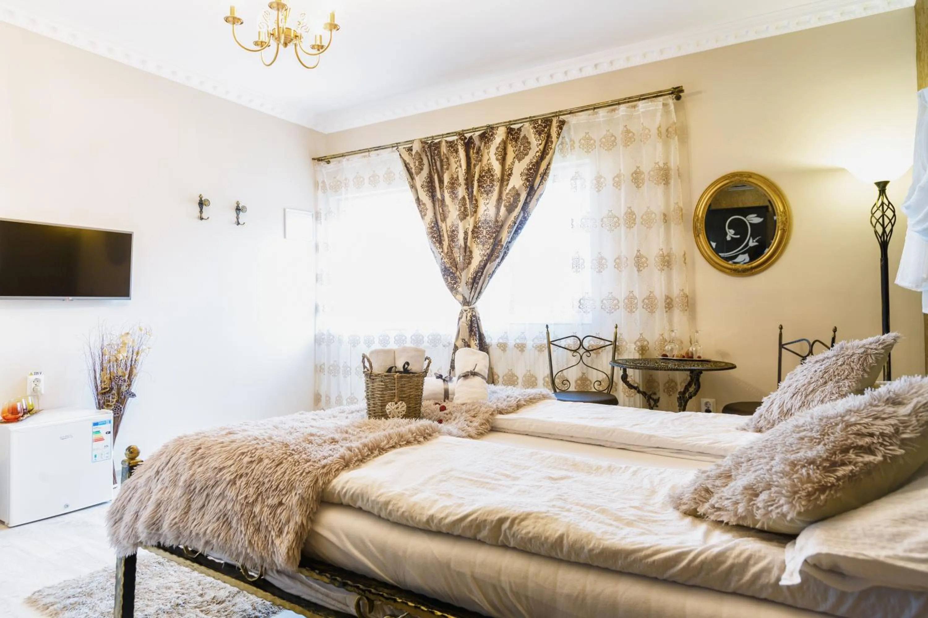 Bed in Pensiunea Avy